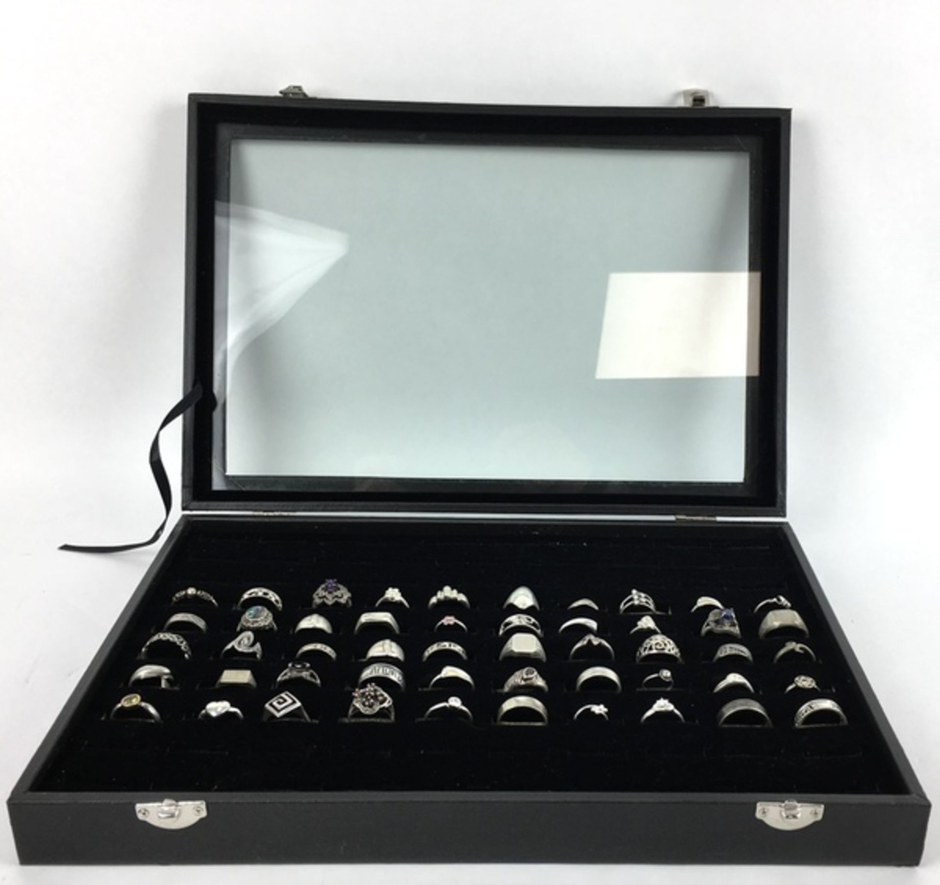 (Zilver) Luxe doos met ringenRingen doos met vijftig verschillende ringen. Conditie: In goede s