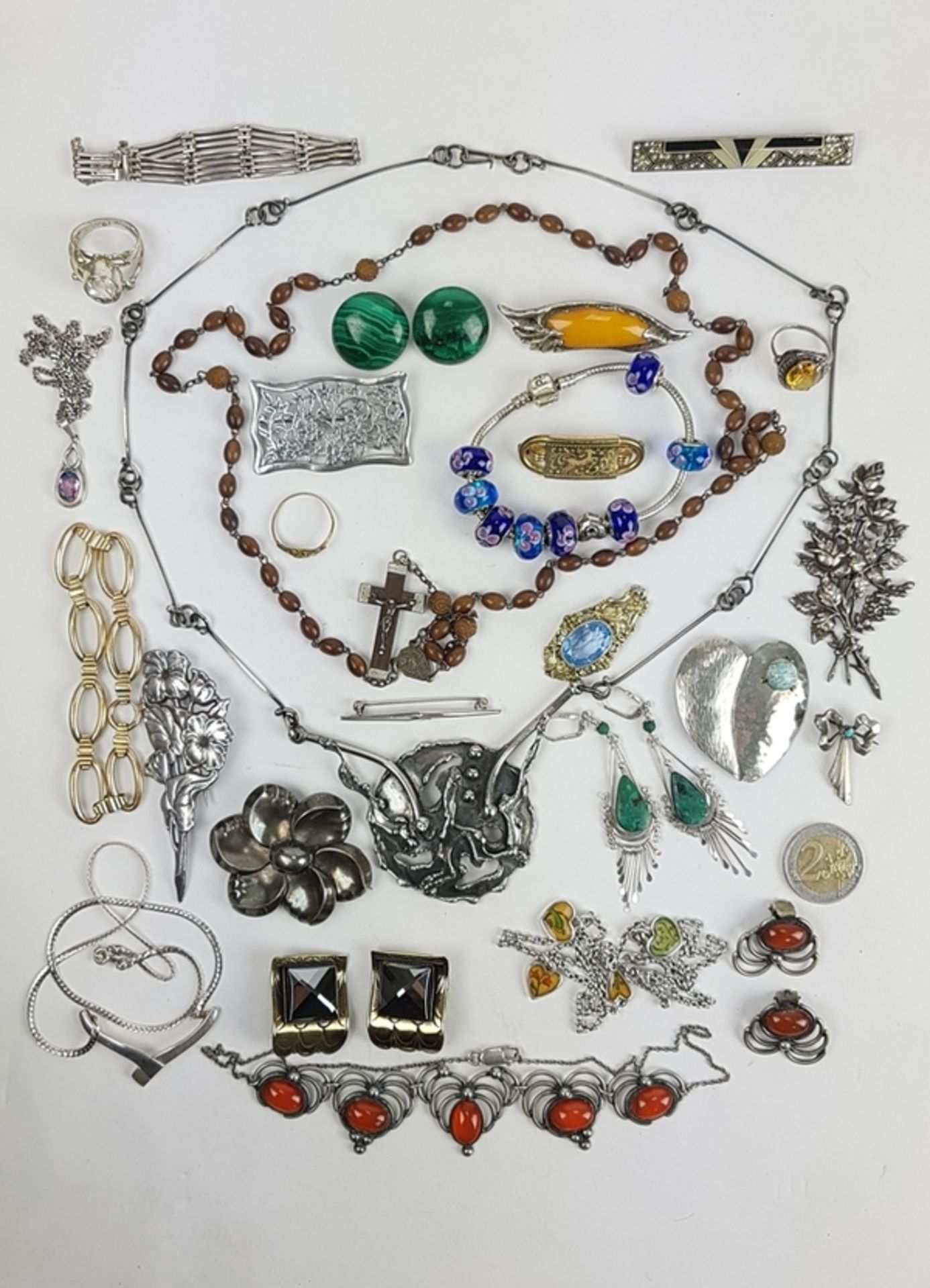 (Sieraden) Diverse materialen, lot van 27 stuks diverse sieraden, 20e eeuwDiverse materialen wa