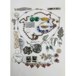 (Sieraden) Diverse materialen, lot van 27 stuks diverse sieraden, 20e eeuwDiverse materialen wa