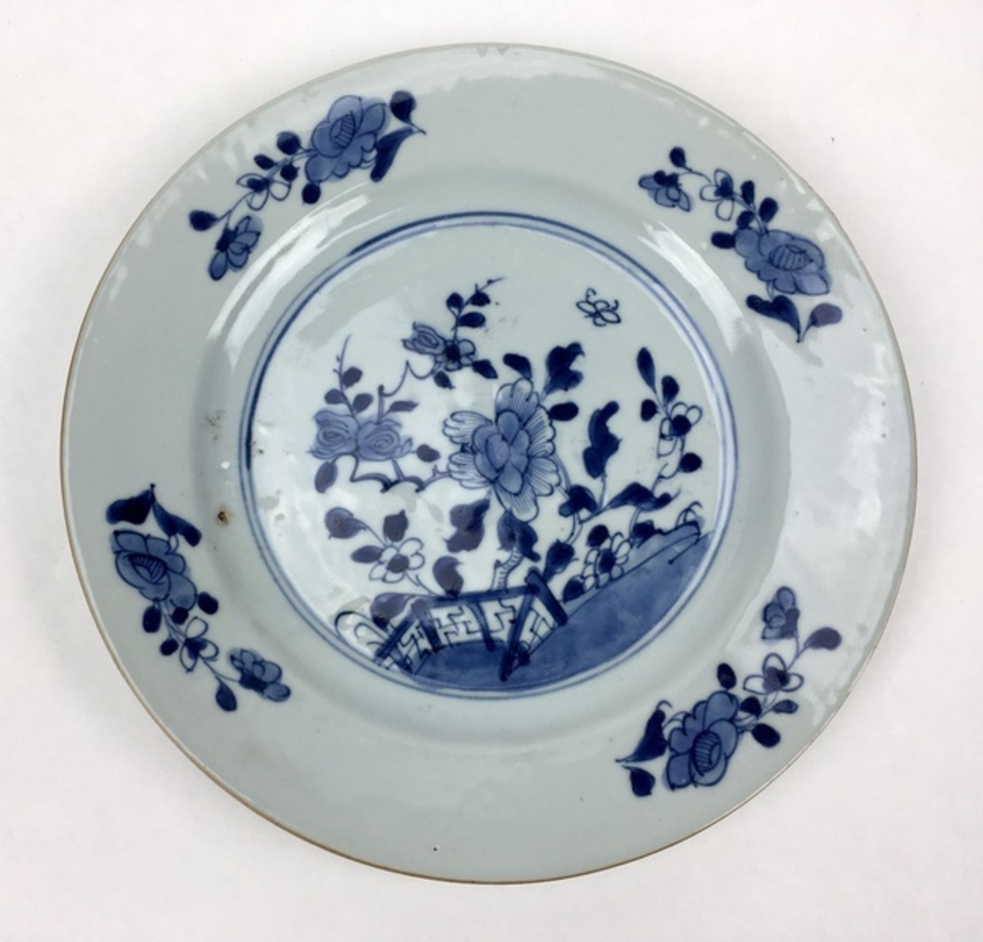 (Aziatica) Borden, ChinaDrie blauw witte Chinese borden met florale motieven. 18e eeuw. Conditi - Image 5 of 9