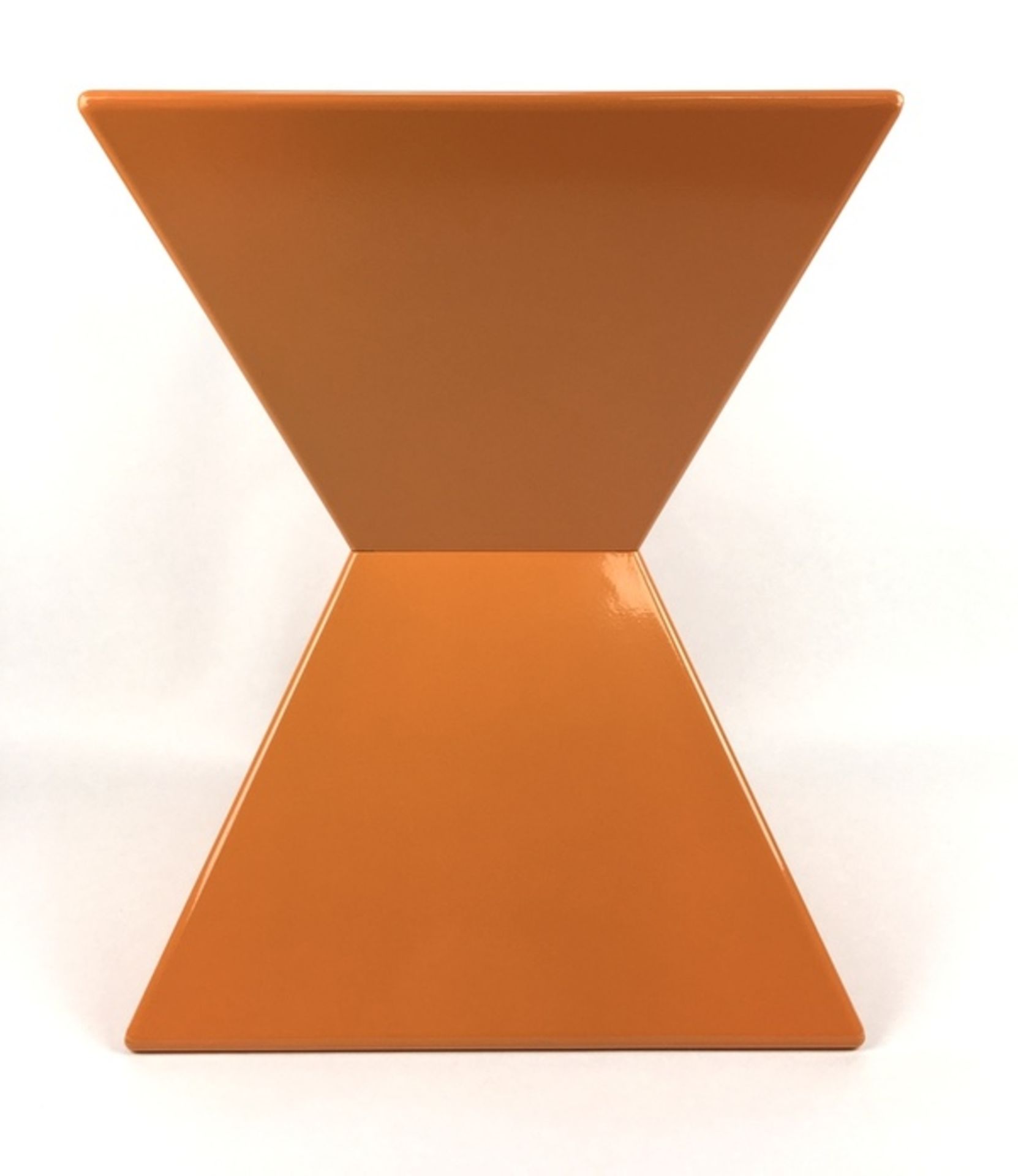 (Design) BijzettafelDiabolische oranje kunststof bijzettafel. Conditie: In goede staat. Afmetin - Image 2 of 5