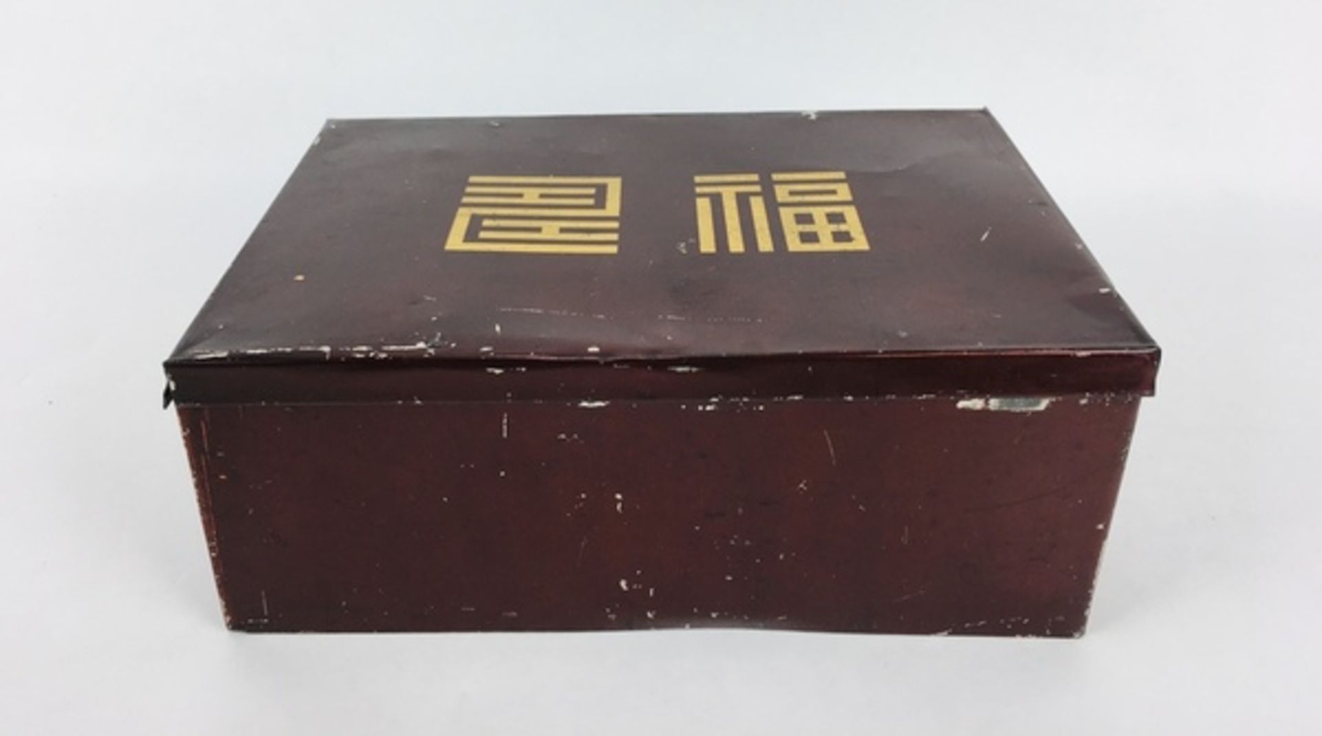 (Mahjong) Mahjong, bamboe, circa 1924Het bordeauxrode blik met vierkante karakters is vermoedel