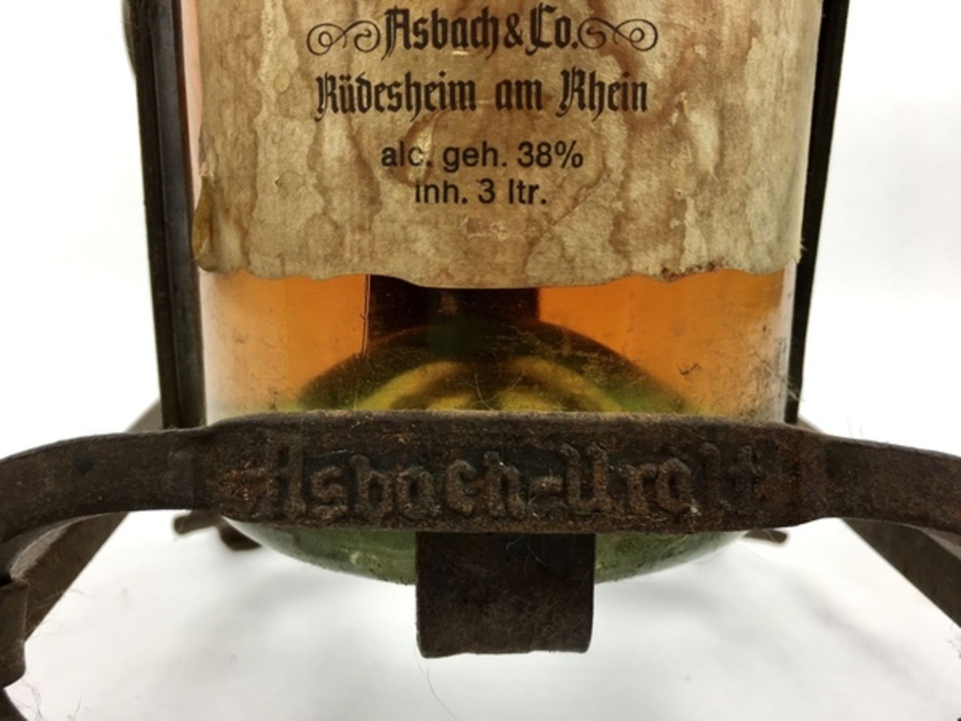 (Curiosa) Asbach 'Uralt' CognacAsbach 'Uralt' Cognac 3,0 liter, in smeedijzeren flessenhouder. - Bild 4 aus 4