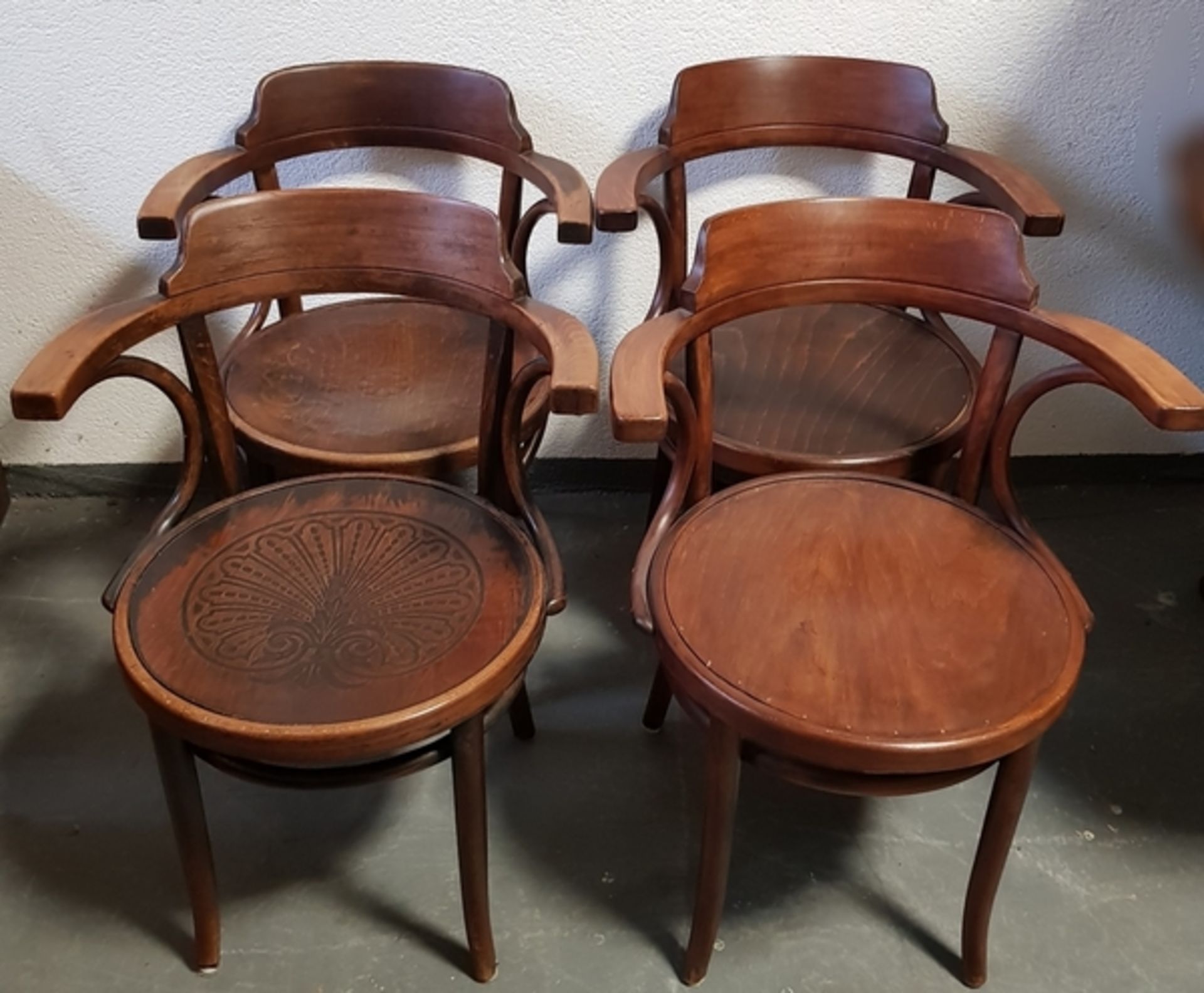 (Antiek) StoelenVier armstoelen in Thonet stijl. Conditie: Gebruikt, twee zittingen vervangen.