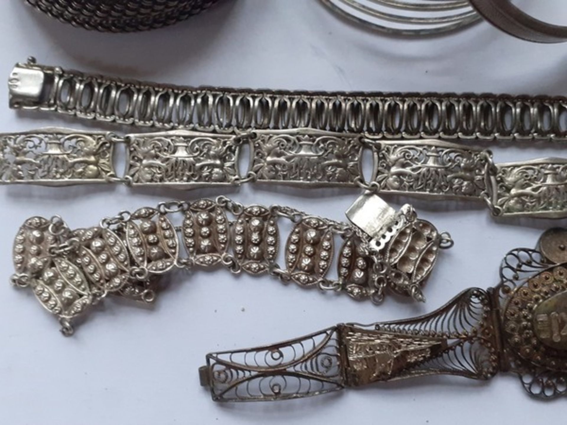 (Zilver) Zilveren armbandenDivers zilveren armbanden. Conditie: Deels beschadigd. - Bild 2 aus 5