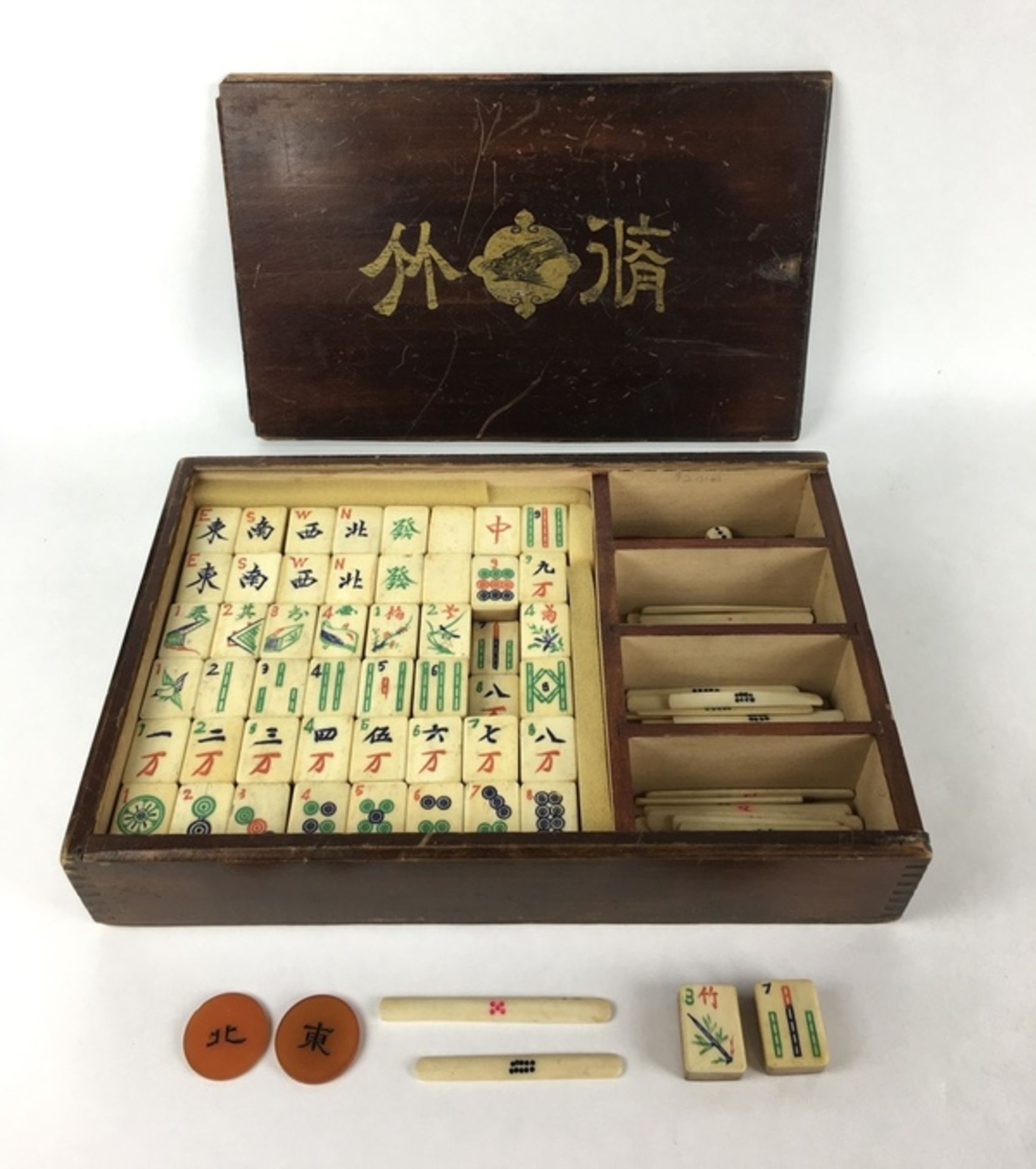 (Mahjong) Mahjong, schuifdoos, circa 1930Grote lage schuifdoos met Pe-Ling-logo en karakters. D - Bild 5 aus 6