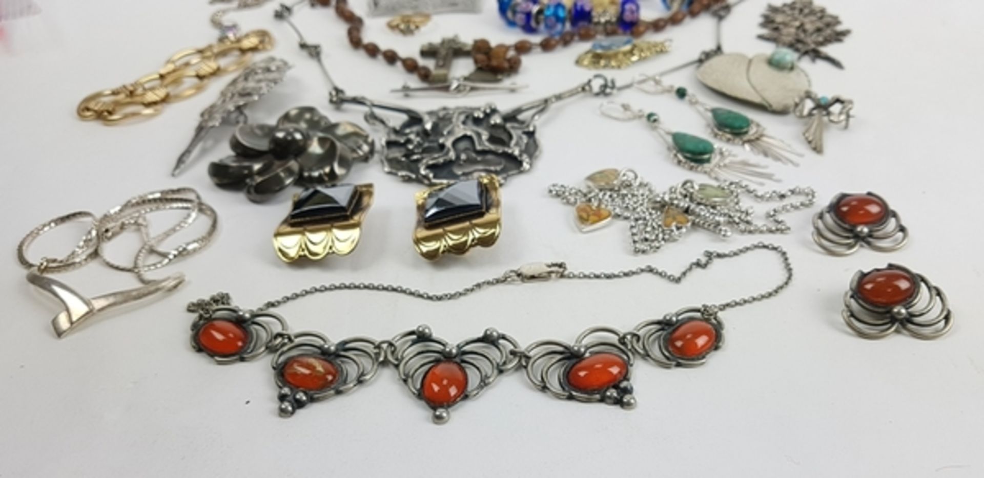 (Sieraden) Diverse materialen, lot van 27 stuks diverse sieraden, 20e eeuwDiverse materialen wa - Bild 16 aus 17