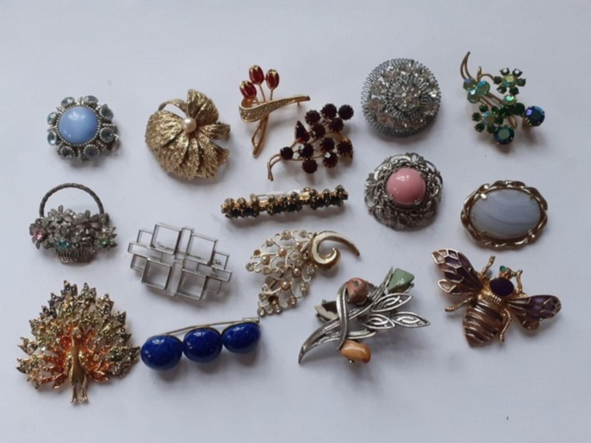 (Sieraden) BrochesLot met diverse broches. Conditie: In goede staat.