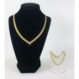 (Goud) Goud, collier en armbandGoud, collier en bijbehorende armband, 2e helft 20e eeuw. Set si