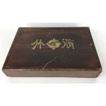 (Mahjong) Mahjong, schuifdoos, circa 1930Grote lage schuifdoos met Pe-Ling-logo en karakters. D