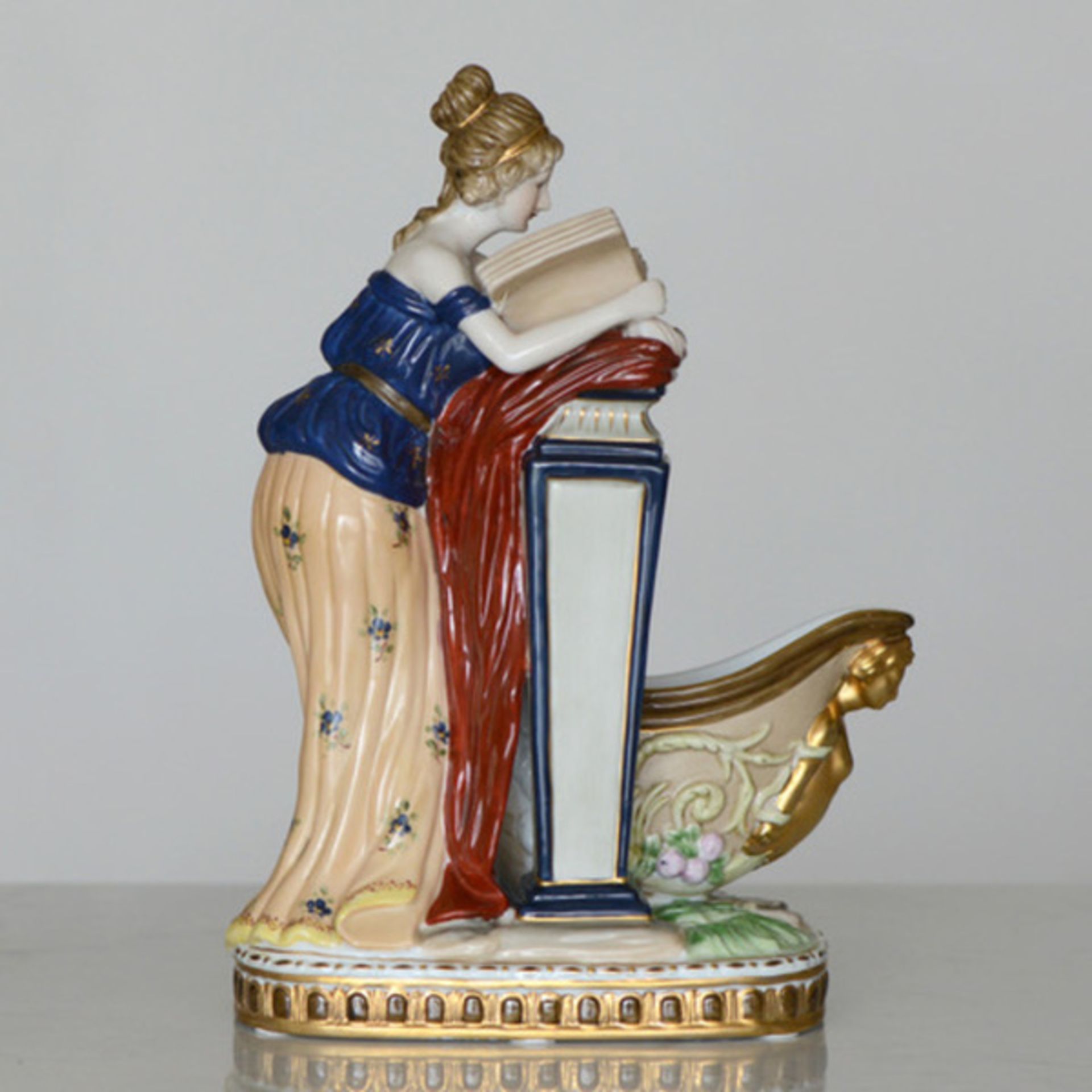 (Antiek) Porselein, beeld van een lezende vrouw Meissen, 20e eeuw, Duitsland.Porselein, beeld v - Image 4 of 10