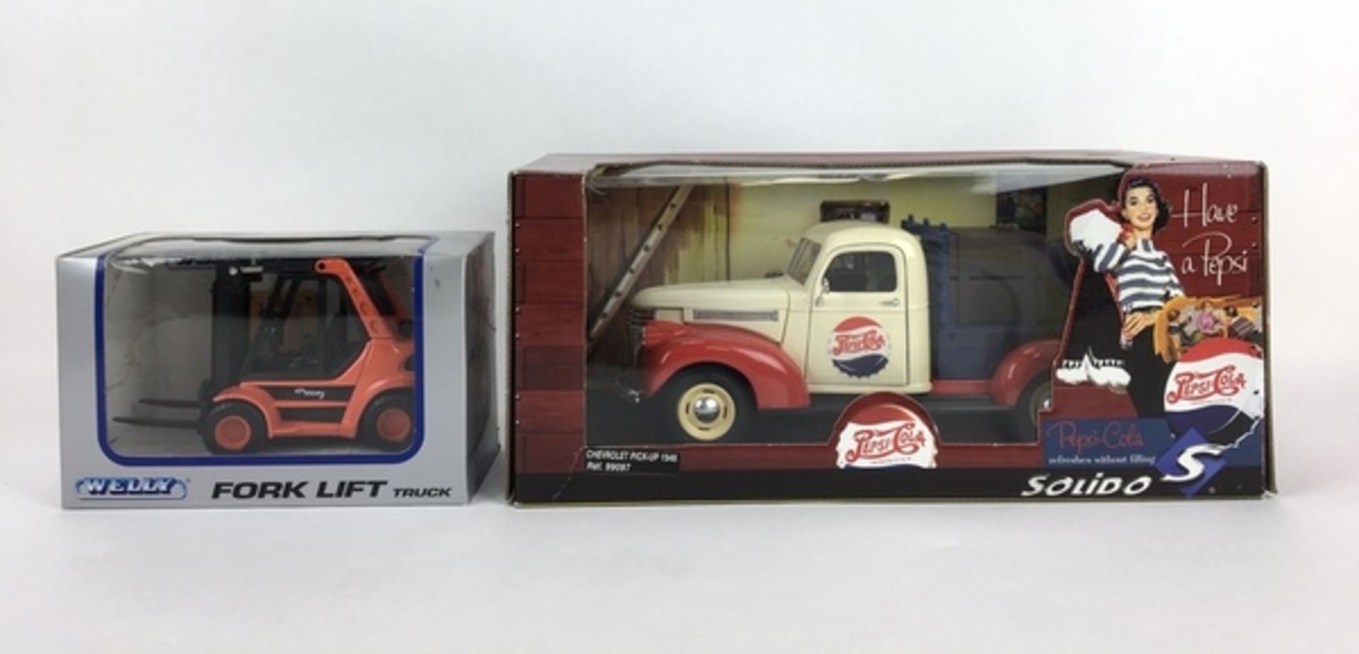 (Speelgoed) Fork lift truck en Chevrolet Pick-Up 1946 Pepsi-ColaFork lift truck en Chevrolet Pi