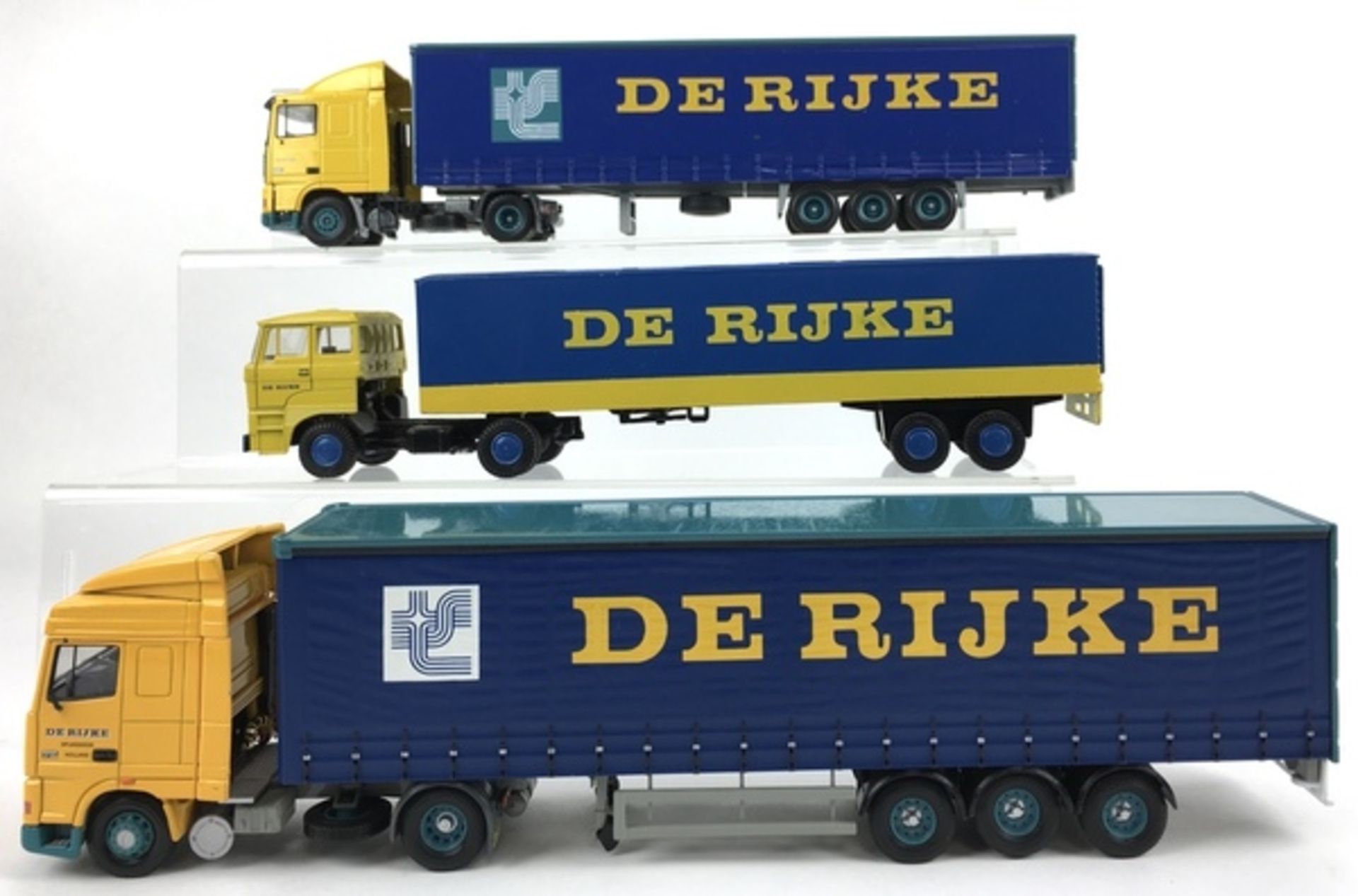 (Speelgoed) VrachtwagensDrie vrachtwagens met bedrijfslogo De Rijke. Conditie: In goede staat.