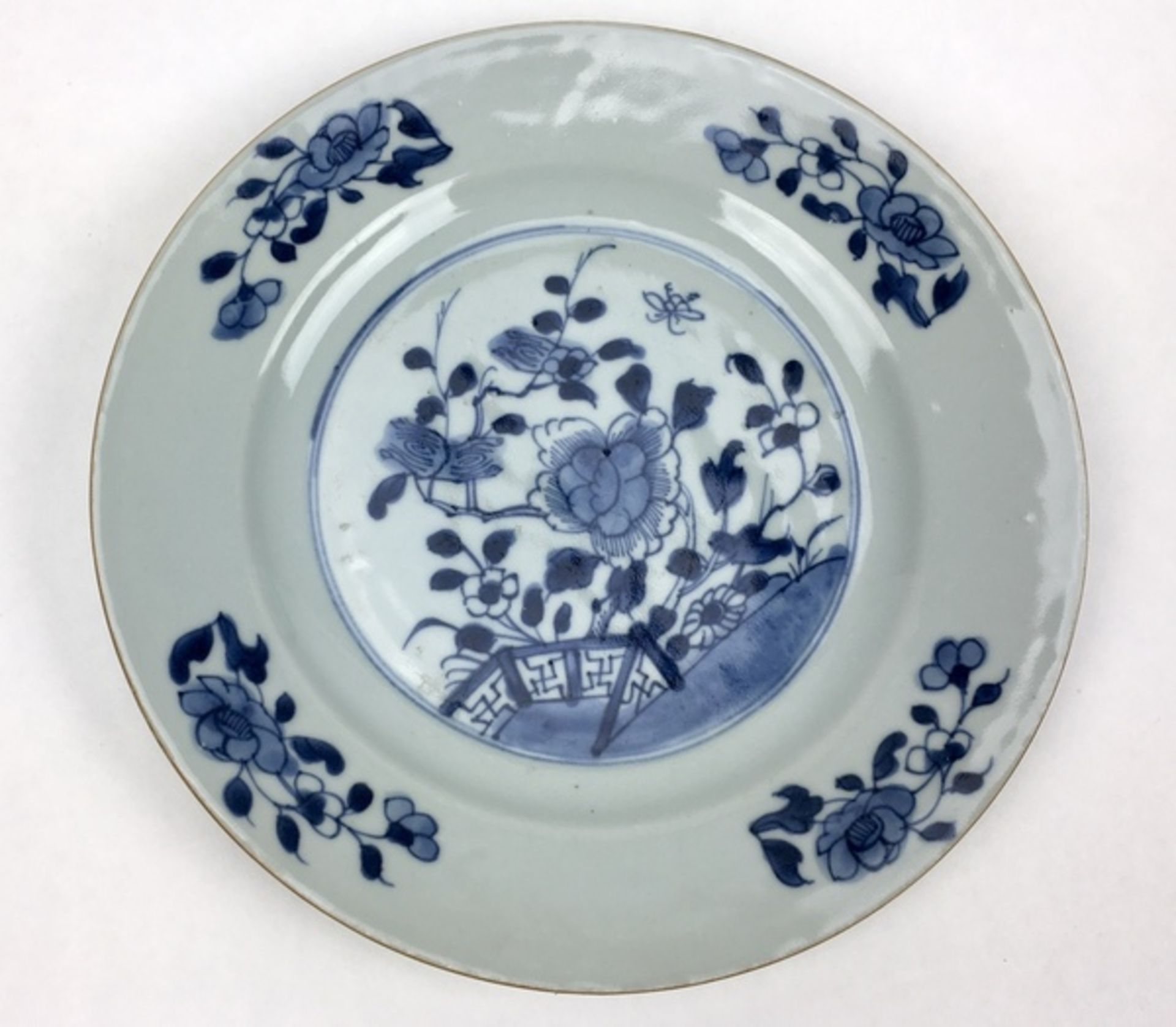 (Aziatica) Borden, ChinaDrie blauw witte Chinese borden met florale motieven. 18e eeuw. Conditi - Image 3 of 9