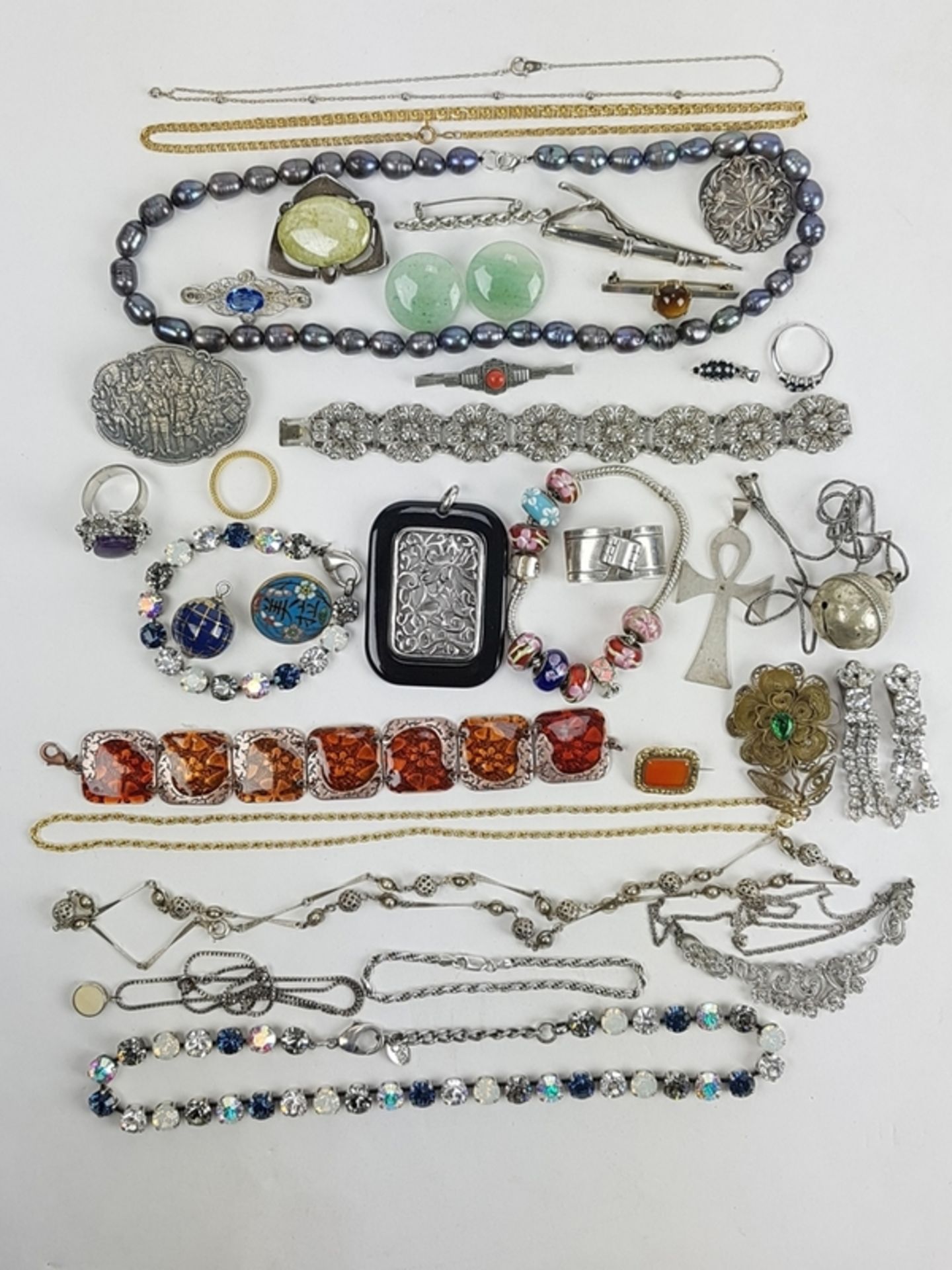 (Sieraden) Diverse materialen, lot van 34 stuks diverse sieraden, 20e eeuwDiverse materialen w