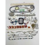 (Sieraden) Diverse materialen, lot van 34 stuks diverse sieraden, 20e eeuwDiverse materialen w