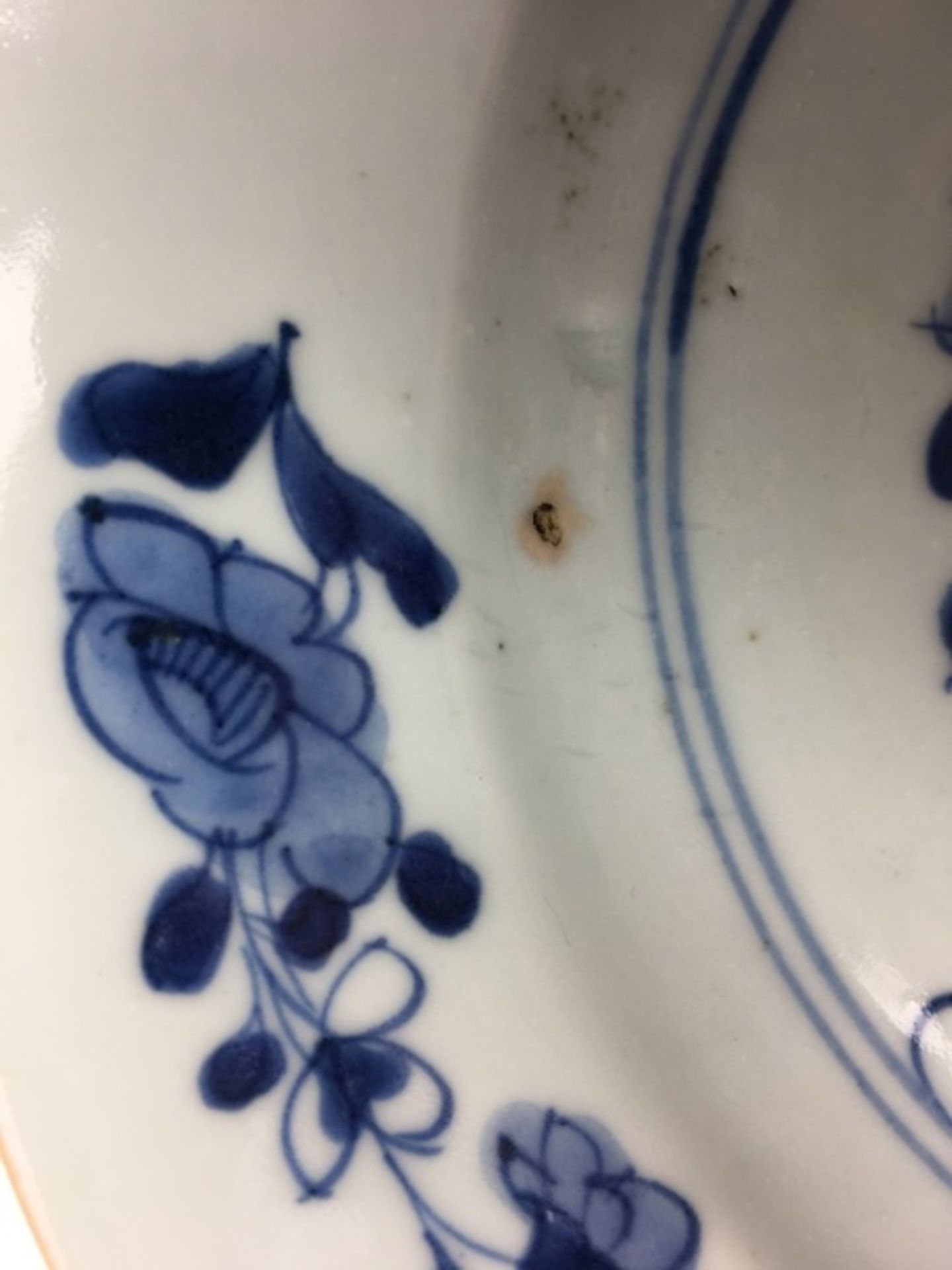 (Aziatica) Borden, ChinaDrie blauw witte Chinese borden met florale motieven. 18e eeuw. Conditi - Image 9 of 9