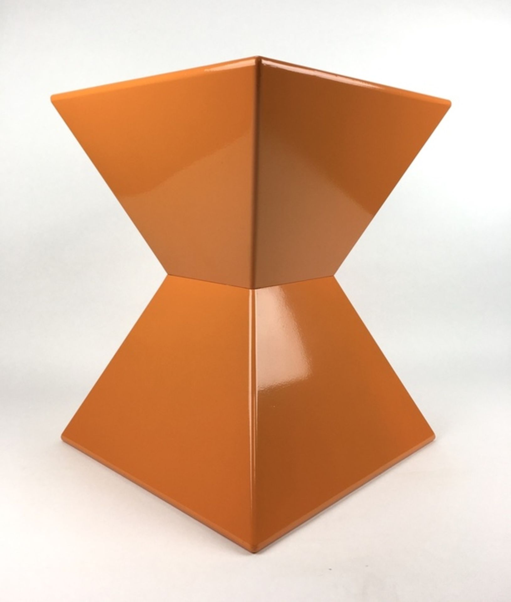 (Design) BijzettafelDiabolische oranje kunststof bijzettafel. Conditie: In goede staat. Afmetin - Image 4 of 5