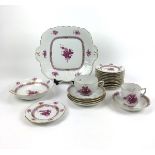 (Curiosa) Serviesdeel Herend, Apponyi roodEen divers lot Herend servies, bestaande uit een geba