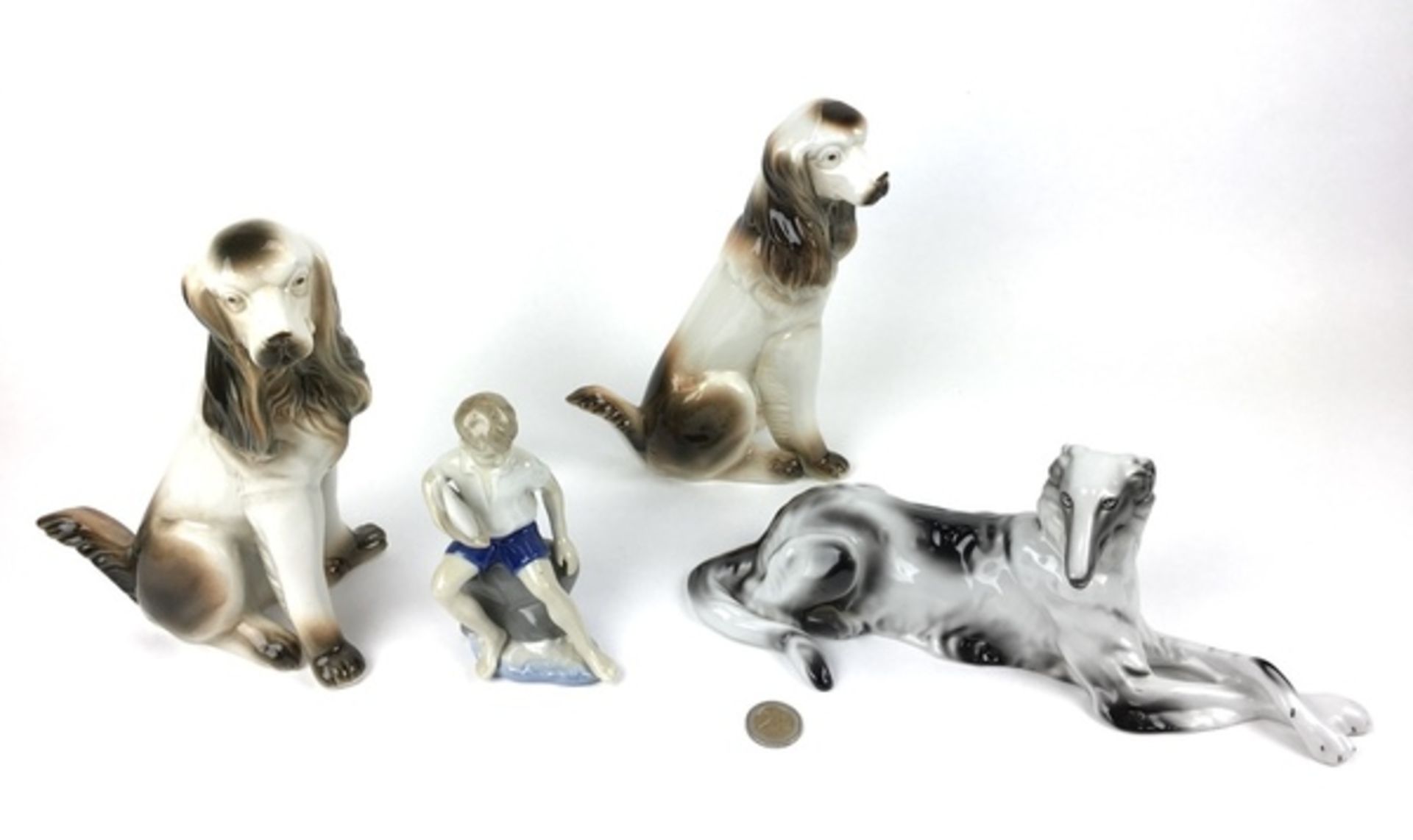 (Curiosa) Beelden porseleinLot porseleinen beelden drie honden en een kind, tweede helft 20e ee - Image 2 of 11