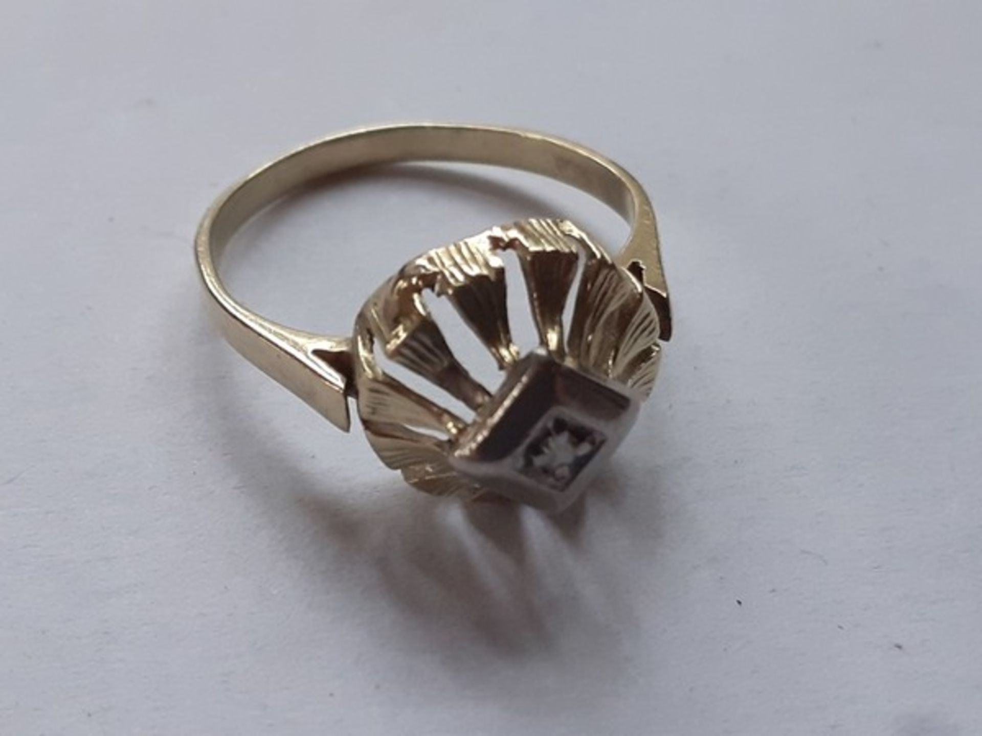 (Goud) Gouden ring14 karaats gouden ring met briljant geslepen diamant van circa 0,02 karaat. C