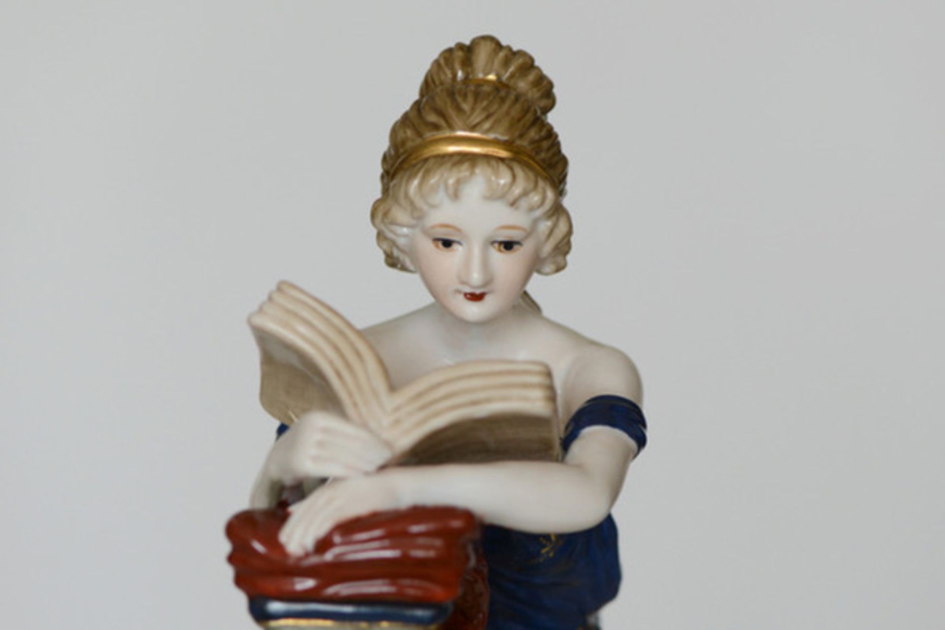 (Antiek) Porselein, beeld van een lezende vrouw Meissen, 20e eeuw, Duitsland.Porselein, beeld v - Image 6 of 10
