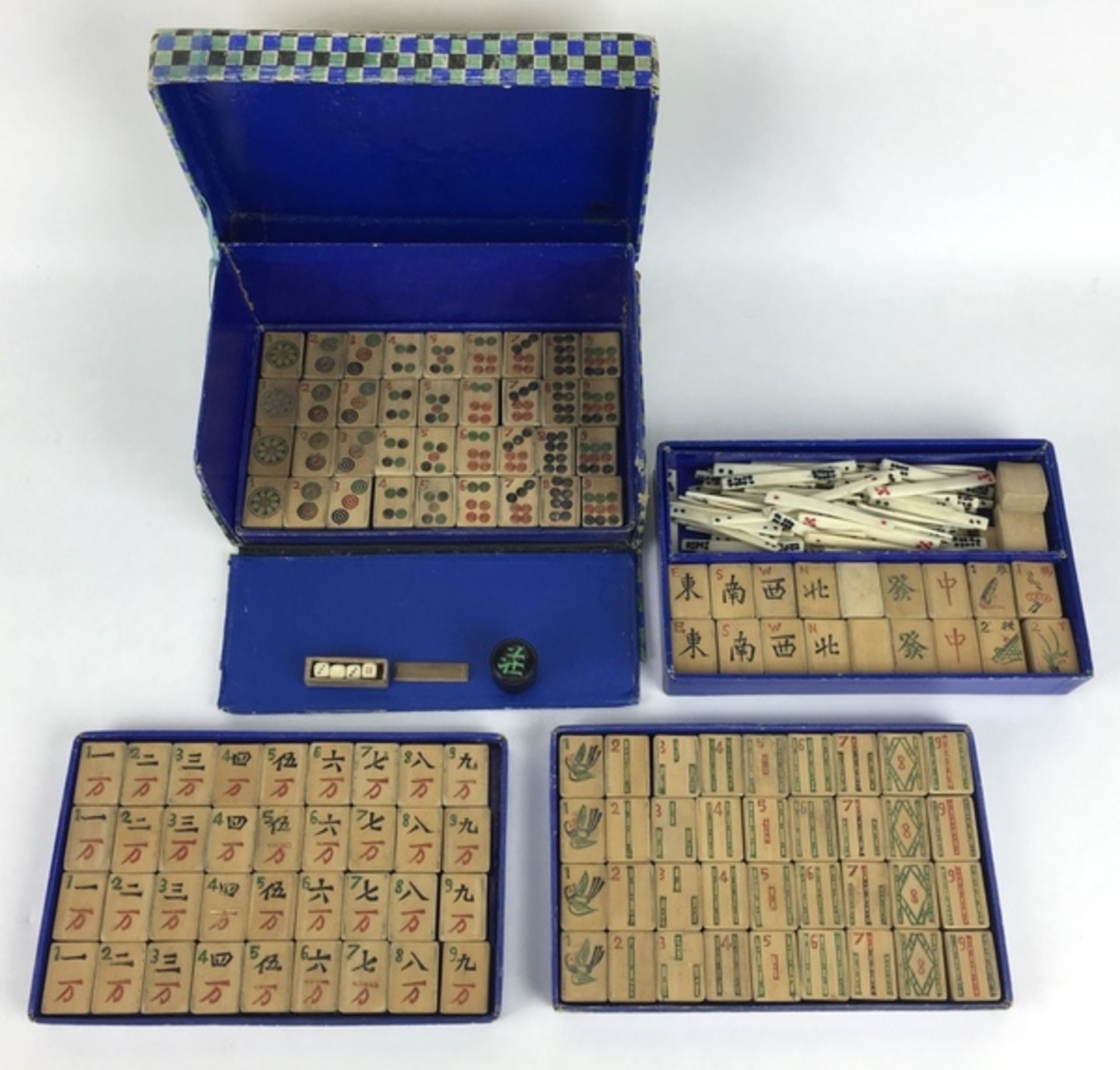 (Mahjong) Mahjong, Chad Valley 4-ladendoos, 1927De kleine blauw geblokte doos met uitzonderlijk - Image 7 of 7