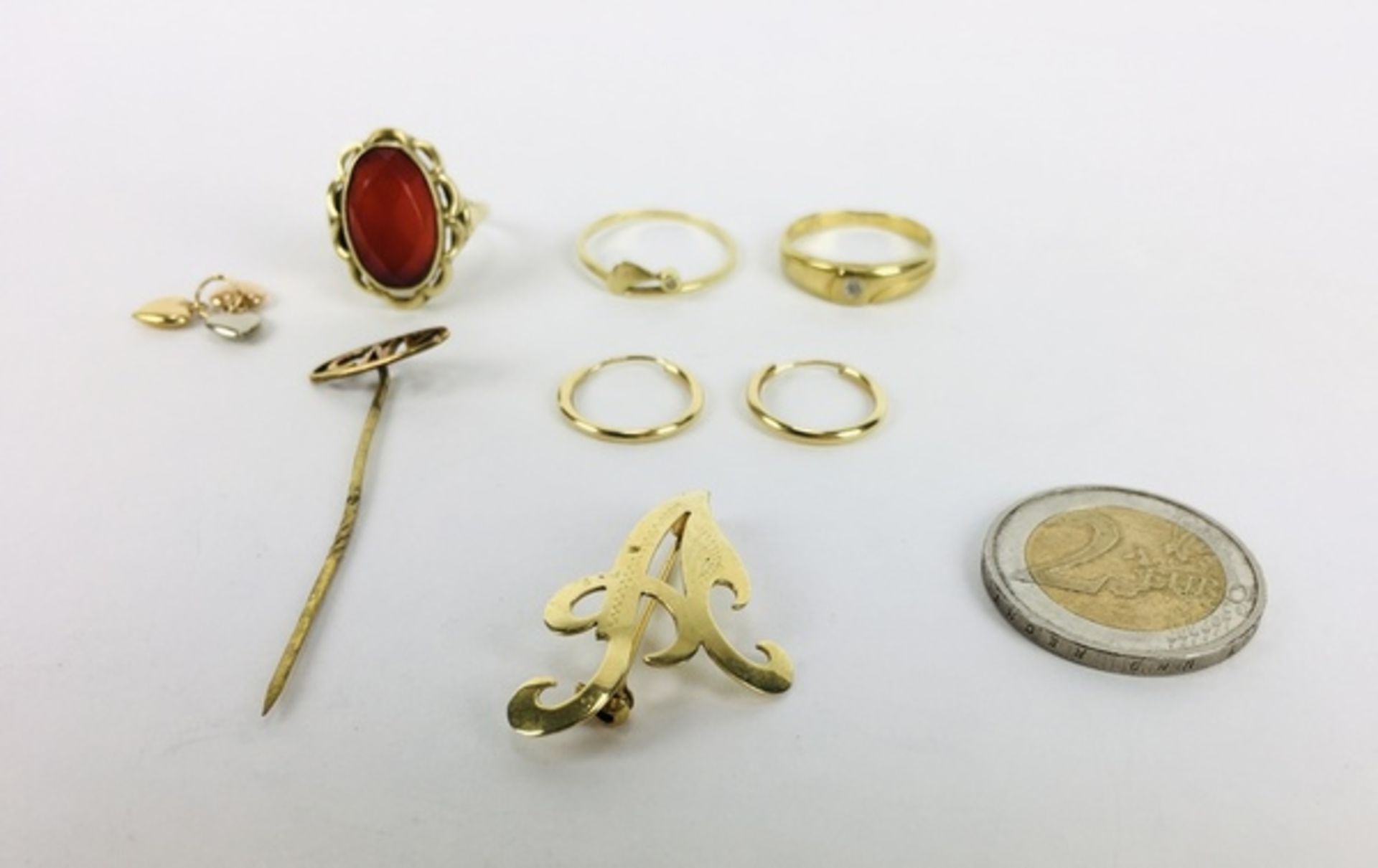 (Goud) Divers lot goudLot 14 karaats goud waaronder ringen, een broche en een speld. Een ring - Image 2 of 6