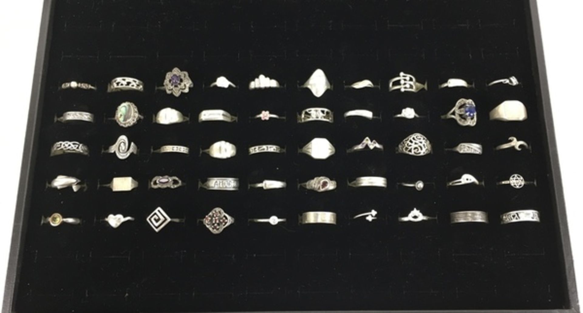(Zilver) Luxe doos met ringenRingen doos met vijftig verschillende ringen. Conditie: In goede s - Image 3 of 5