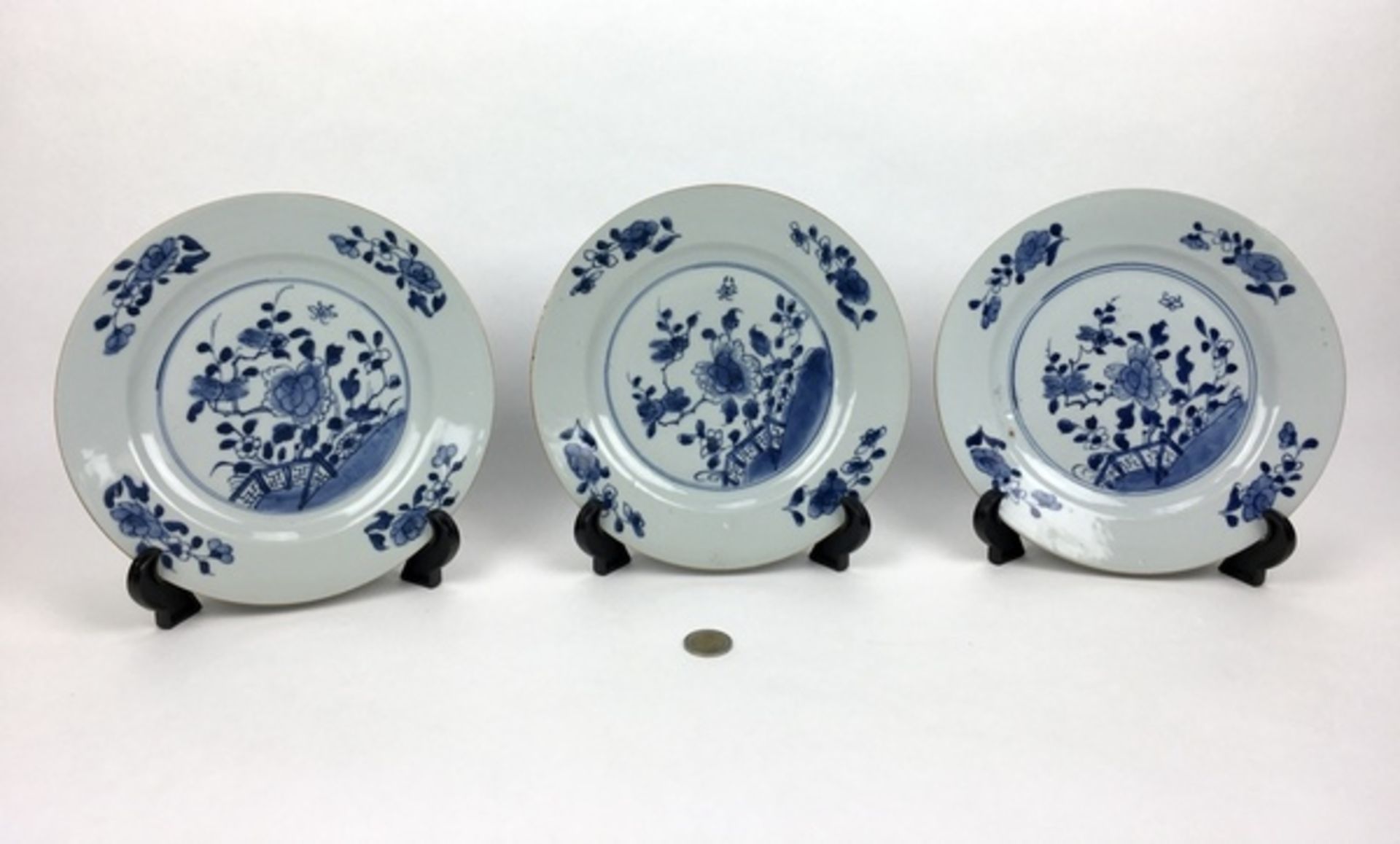 (Aziatica) Borden, ChinaDrie blauw witte Chinese borden met florale motieven. 18e eeuw. Conditi - Image 2 of 9