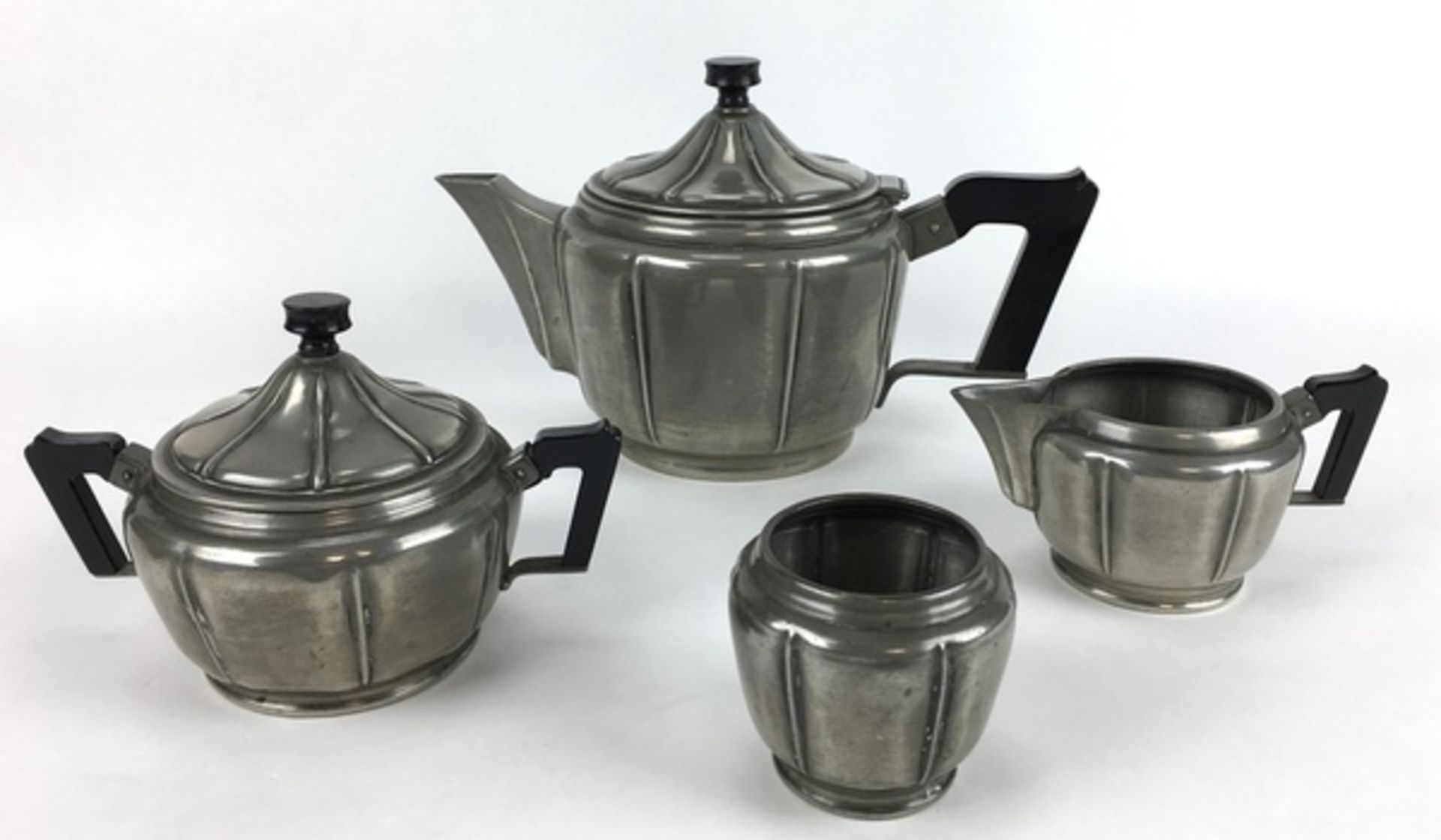 (Curiosa) Servies, Georg NilssonTinnen servies bestaande uit een melkpan, suikerpot, koffie- en - Image 5 of 10