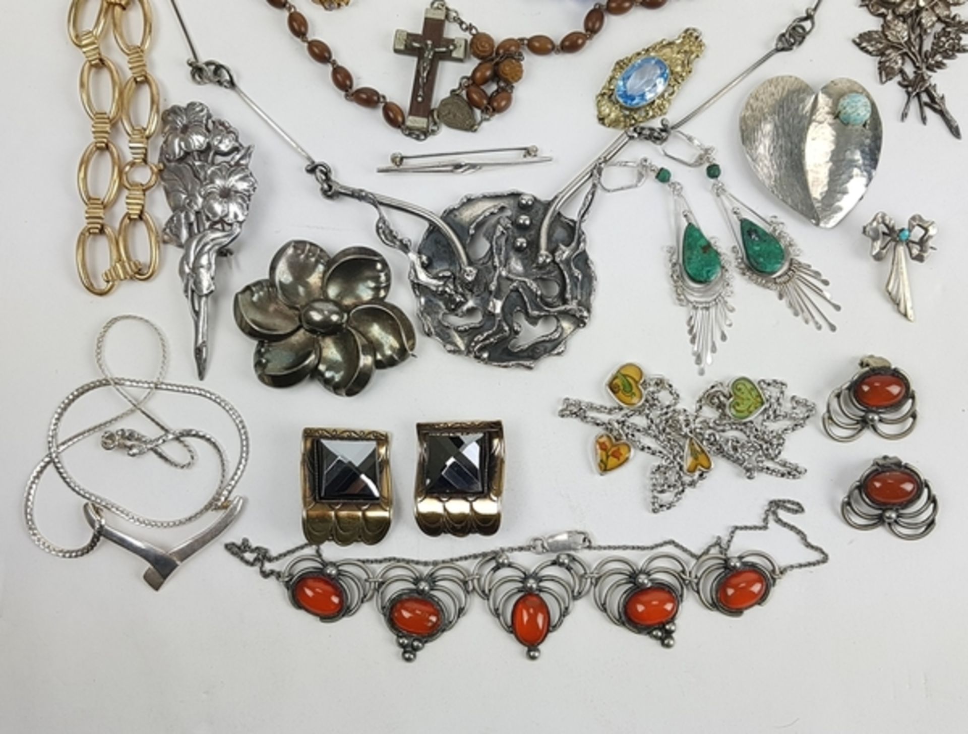 (Sieraden) Diverse materialen, lot van 27 stuks diverse sieraden, 20e eeuwDiverse materialen wa - Bild 2 aus 17