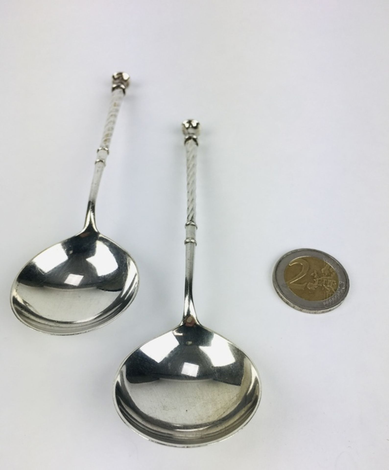 (Zilver) LepelsTwee zilveren lepels. Conditie: In goede staat. Afmetingen: Lengte 14 cm en gewi - Image 2 of 4