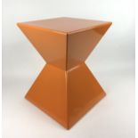 (Design) BijzettafelDiabolische oranje kunststof bijzettafel. Conditie: In goede staat. Afmetin