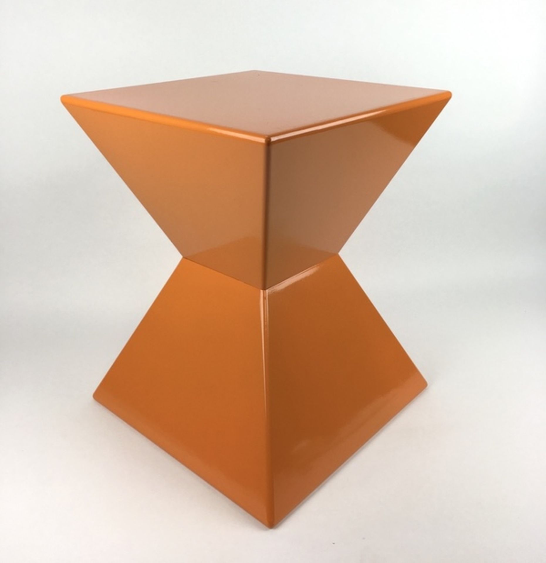 (Design) BijzettafelDiabolische oranje kunststof bijzettafel. Conditie: In goede staat. Afmetin