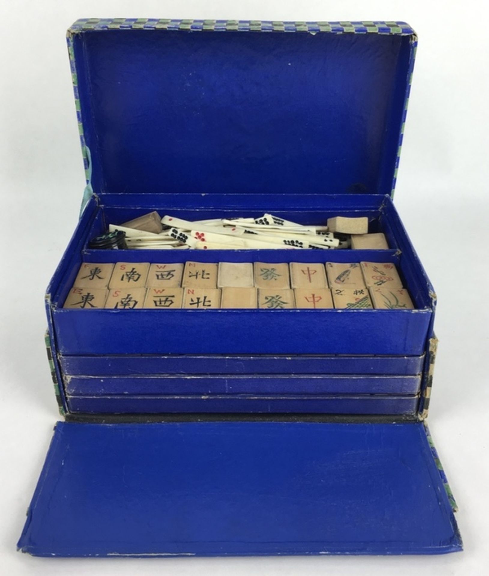 (Mahjong) Mahjong, Chad Valley 4-ladendoos, 1927De kleine blauw geblokte doos met uitzonderlijk - Image 6 of 7