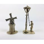 (Zilver) Miniatuur molen en gaslamp aanstekerZilveren miniaturen van een molen en een gaslamp a