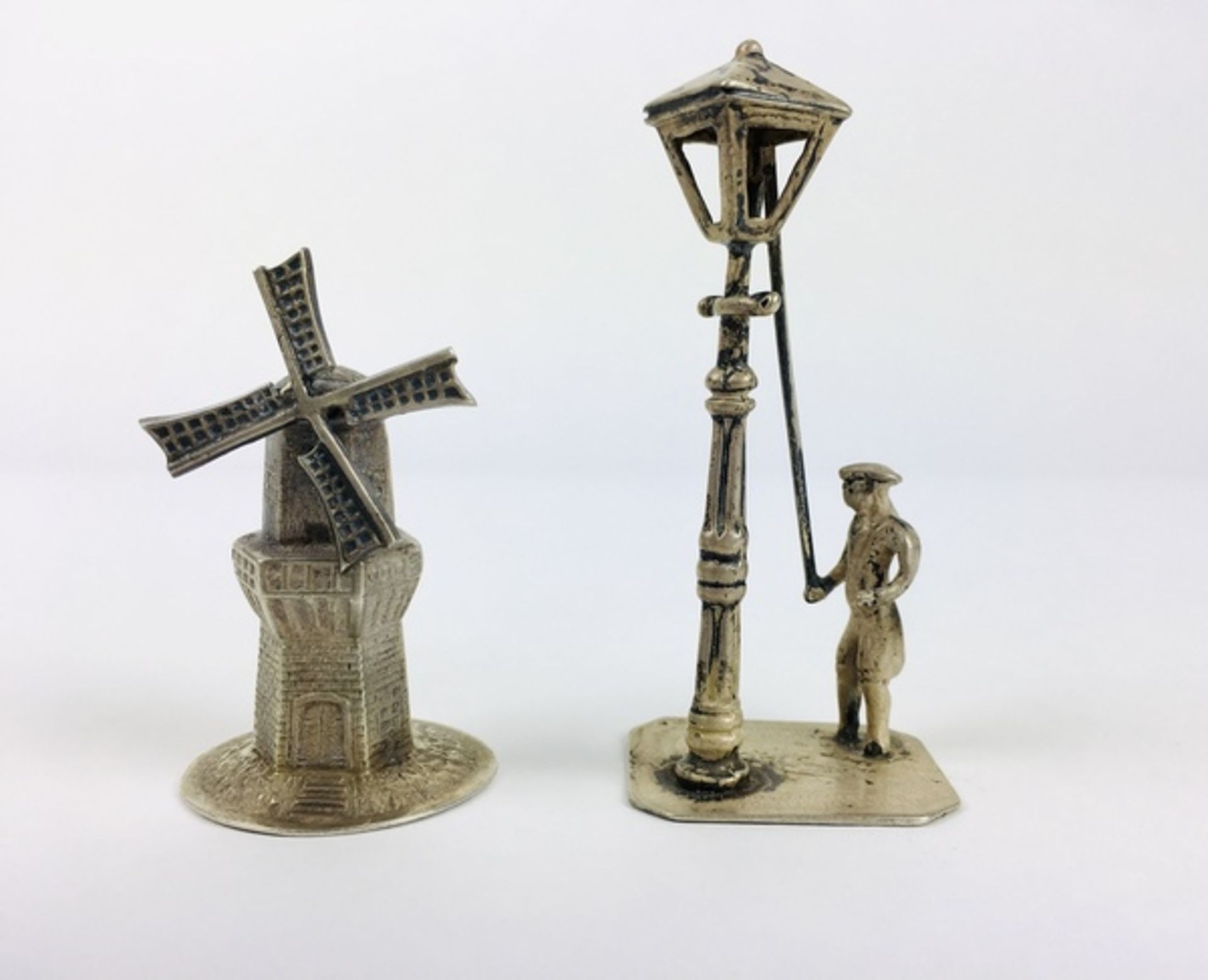 (Zilver) Miniatuur molen en gaslamp aanstekerZilveren miniaturen van een molen en een gaslamp a
