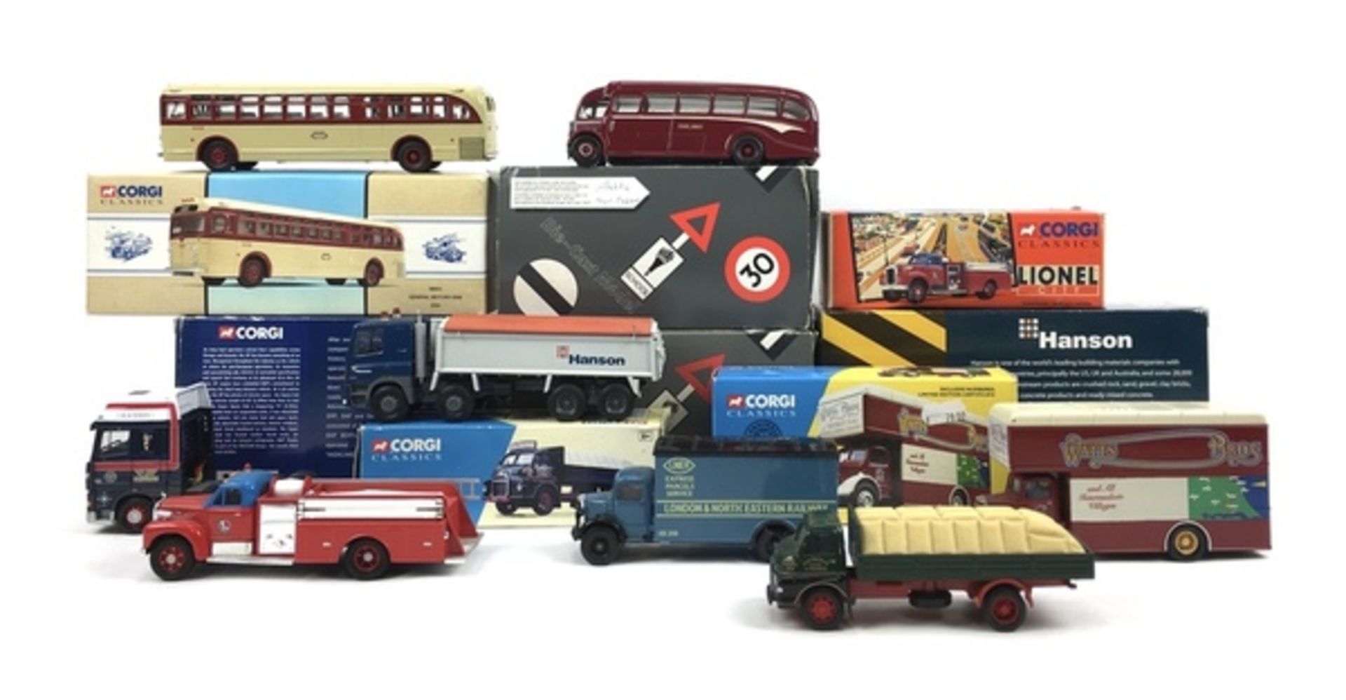 (Speelgoed) Vrachtwagens en bussen, CorgiZes Corgi vrachtwagens en twee Corgi bussen met dozen.