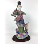 (Aziatica) Chinees famille rose porseleinen beeld, KantonEen fijn geschilderd Chinees porselein