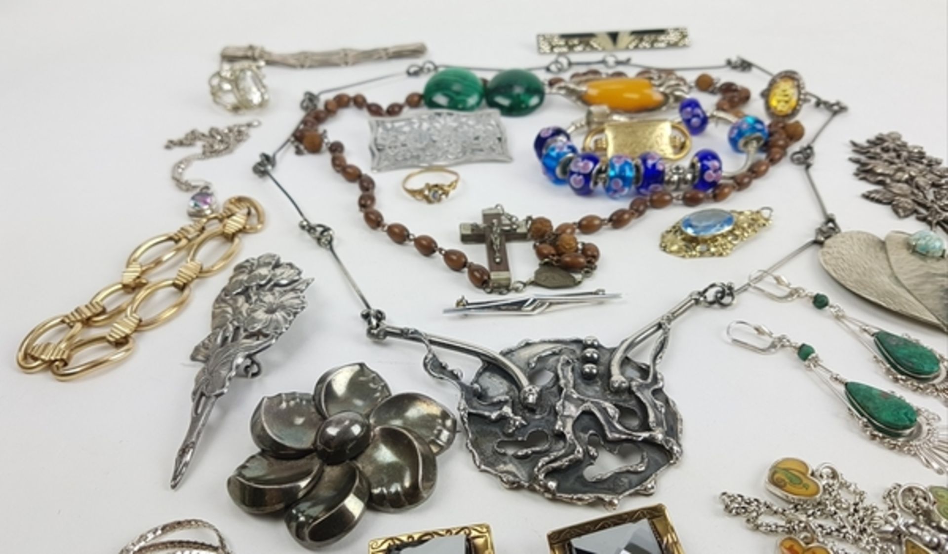 (Sieraden) Diverse materialen, lot van 27 stuks diverse sieraden, 20e eeuwDiverse materialen wa - Bild 17 aus 17