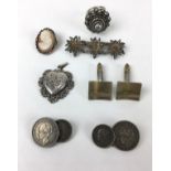 (Zilver) Divers lot zilverDivers lot zilver waaronder broches, ring en manchetknopen. Conditie: