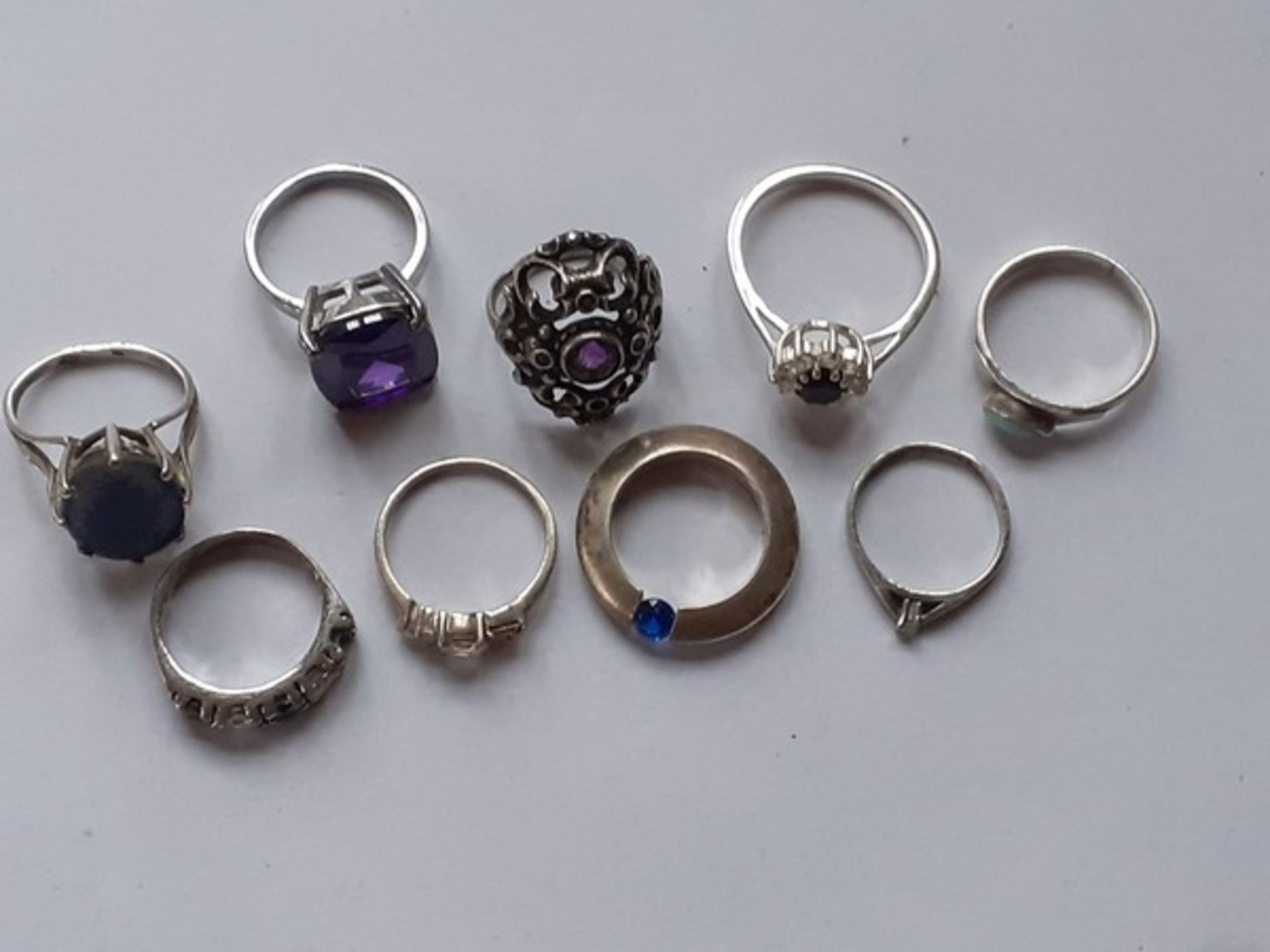(Zilver) Zilveren ringenLot met negen zilveren ringen, een ring met steen. Conditie: In goede s
