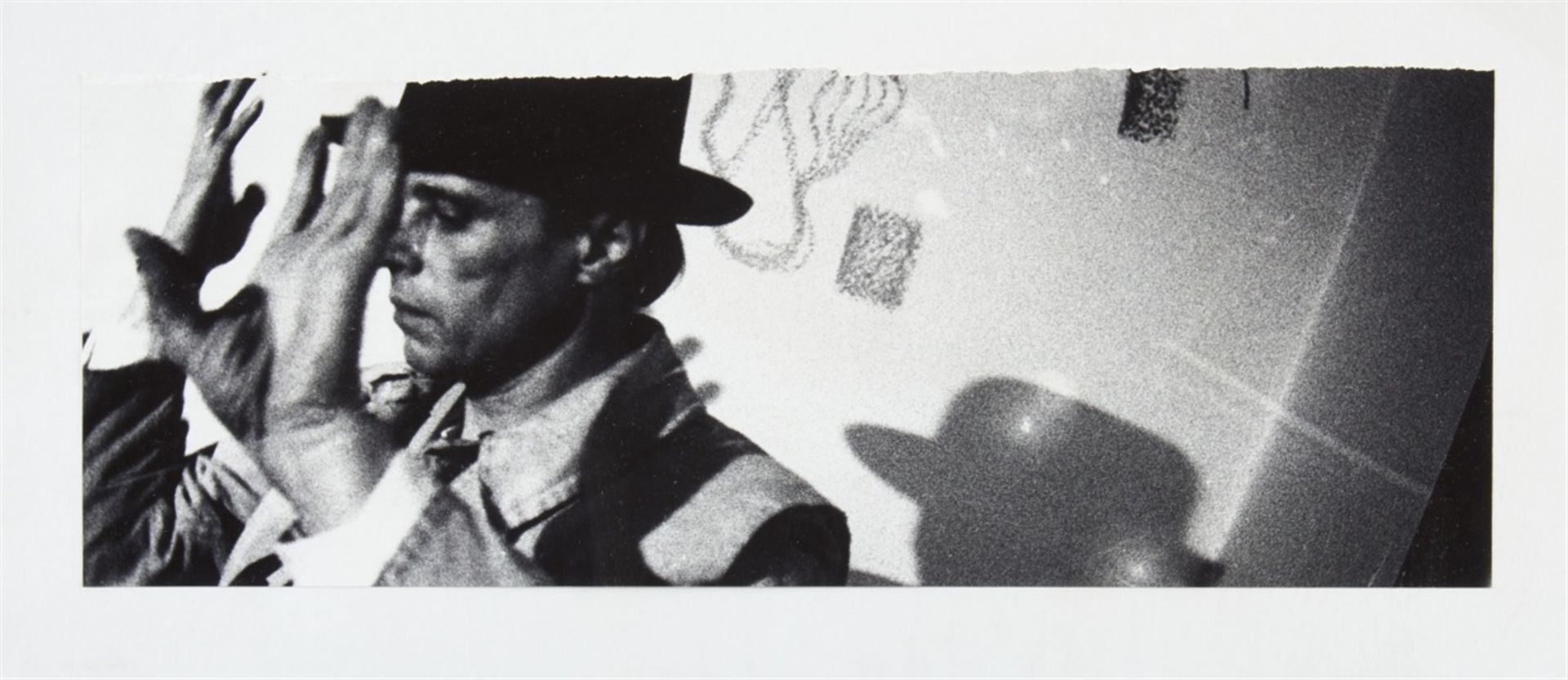 UTE KLOPHAUS 1940 - 2010 JOSEPH BEUYS SW-Fotografie auf Agfa Papier, mit abgerissenem Rand. Verso