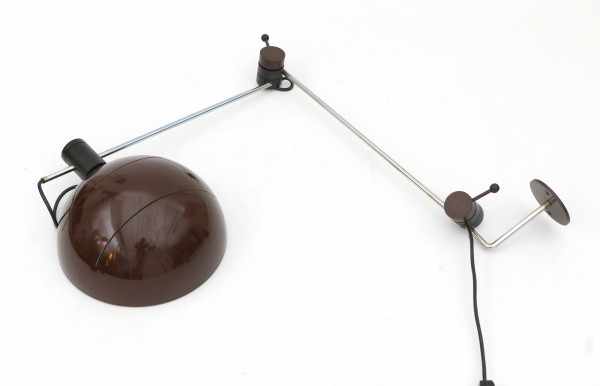 SeventiesA partly brown lacquered metal adjustable wall lamp, with two black plastic hinges.max. 115