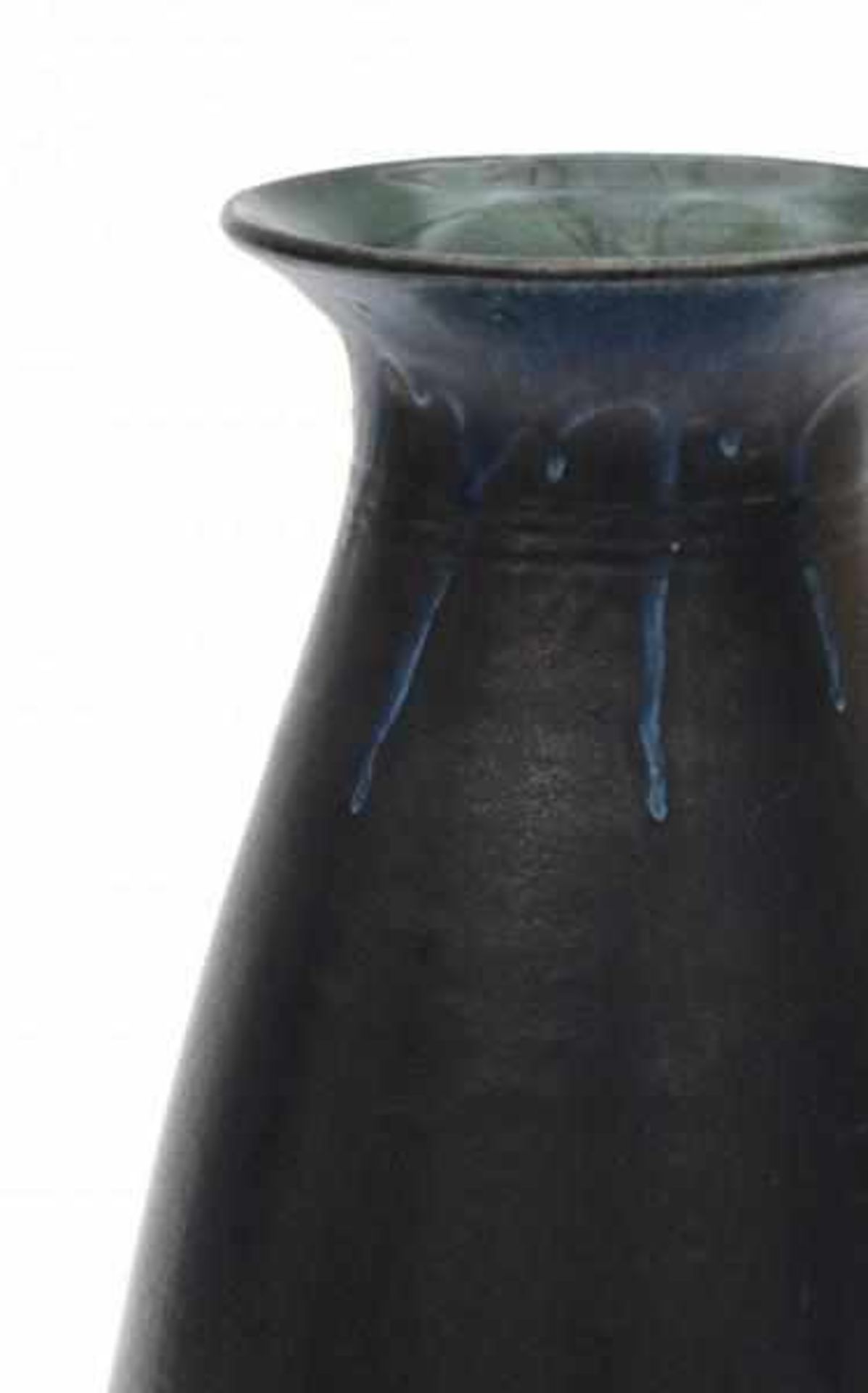 Willem Coenraad Brouwer (1877-1933)A black glazed ceramic vase with blue top rim, produced by - Bild 2 aus 3