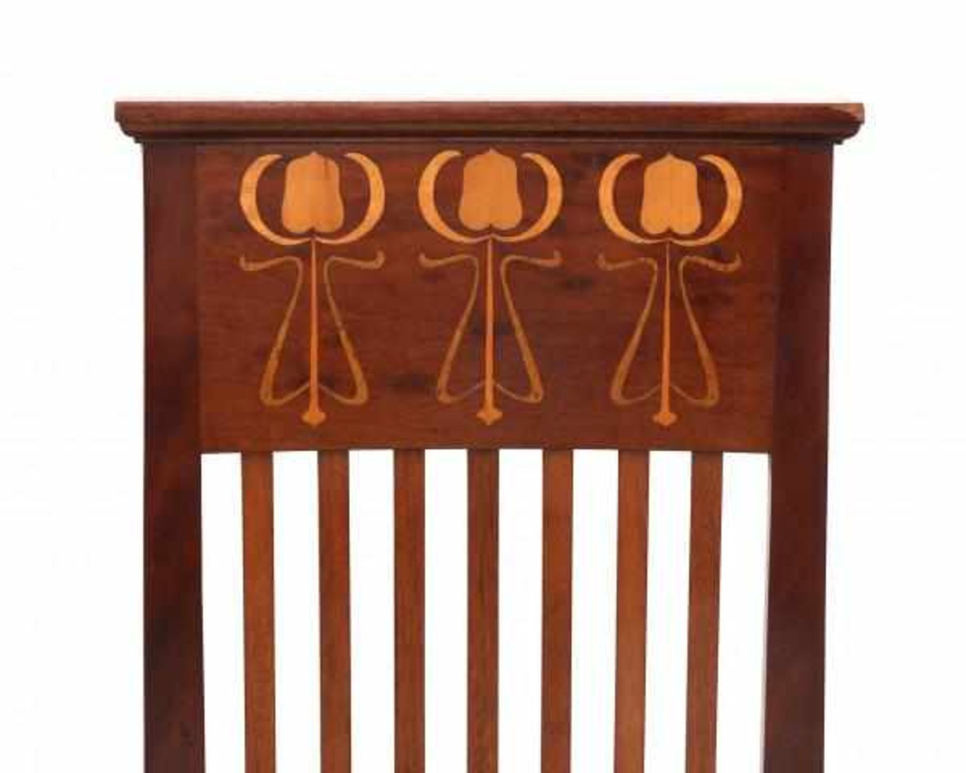 Arts & CraftsTwo mahogany high-back side chairs, the top of the backrest inlaid with repeating - Bild 2 aus 3