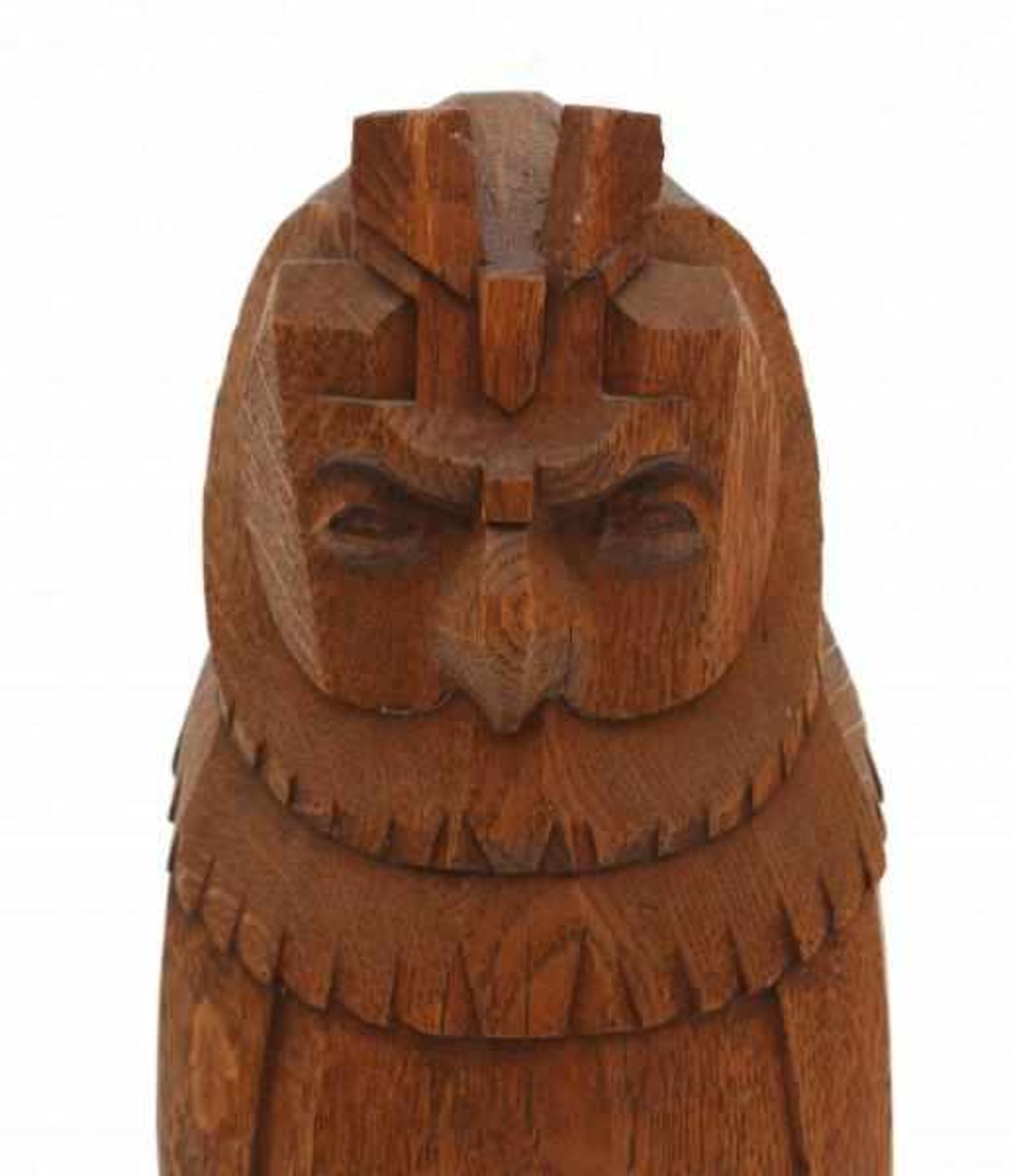 Amsterdamse SchoolA carved oak sculpture of a stylized owl, possibly a stair post figure, signed FR. - Bild 2 aus 3