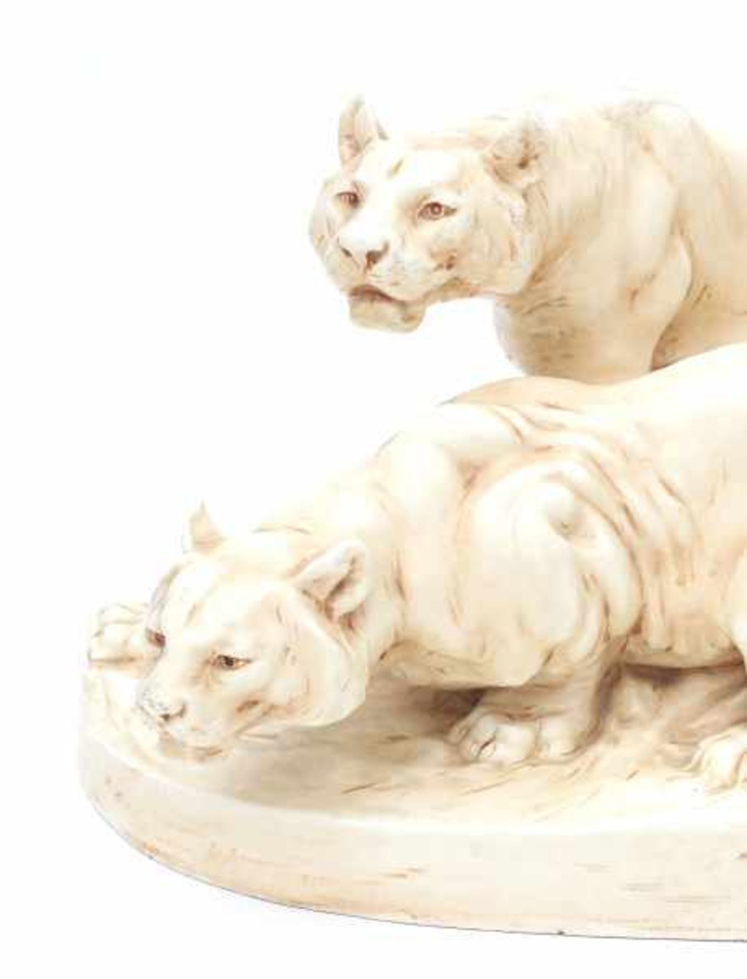 Royal Dux, BohemiaA moulded ceramic group of two lionesses, designed by Otto Jarl (1856-1915), - Bild 2 aus 5