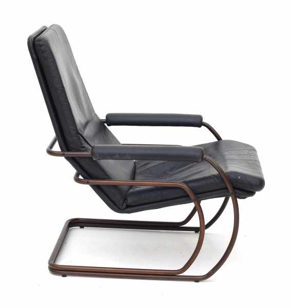 Jan des Bouvrie (1942)A model 301 dark brown leather upholstered and bronze-coloured metal lounge - Image 2 of 2